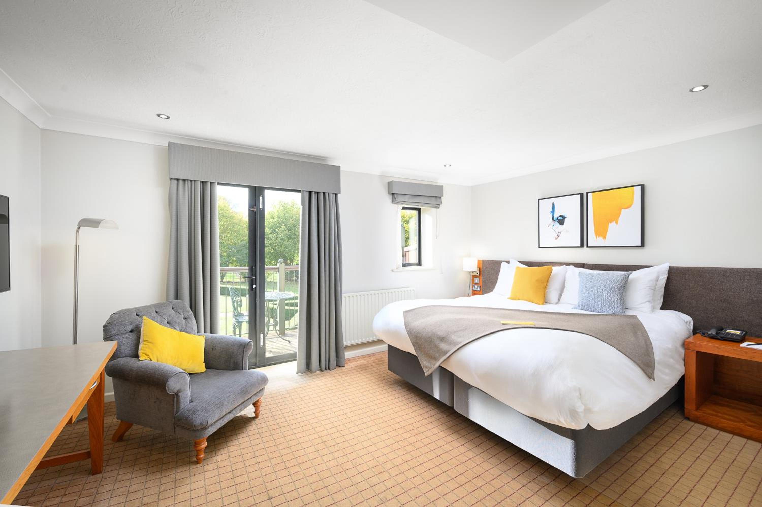 Standard King Room - Photo 11