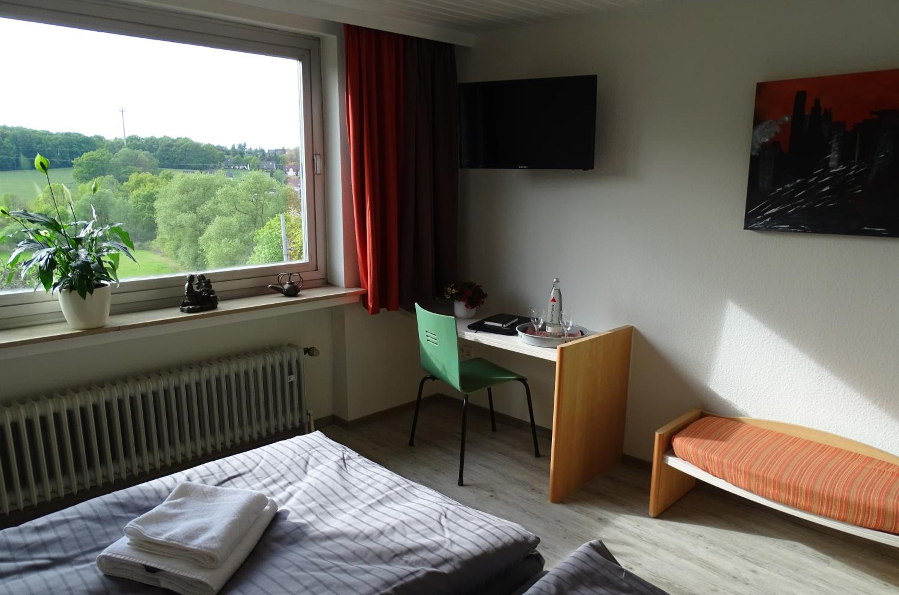 Large Double Room - Photo 3