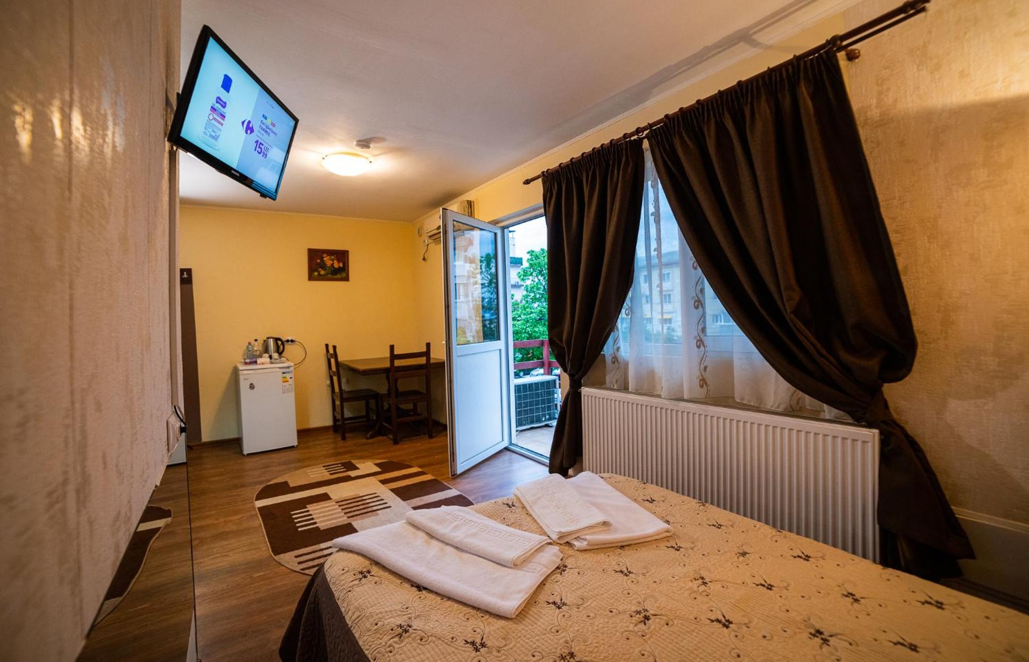 Double Room with Balcony - Photo 1