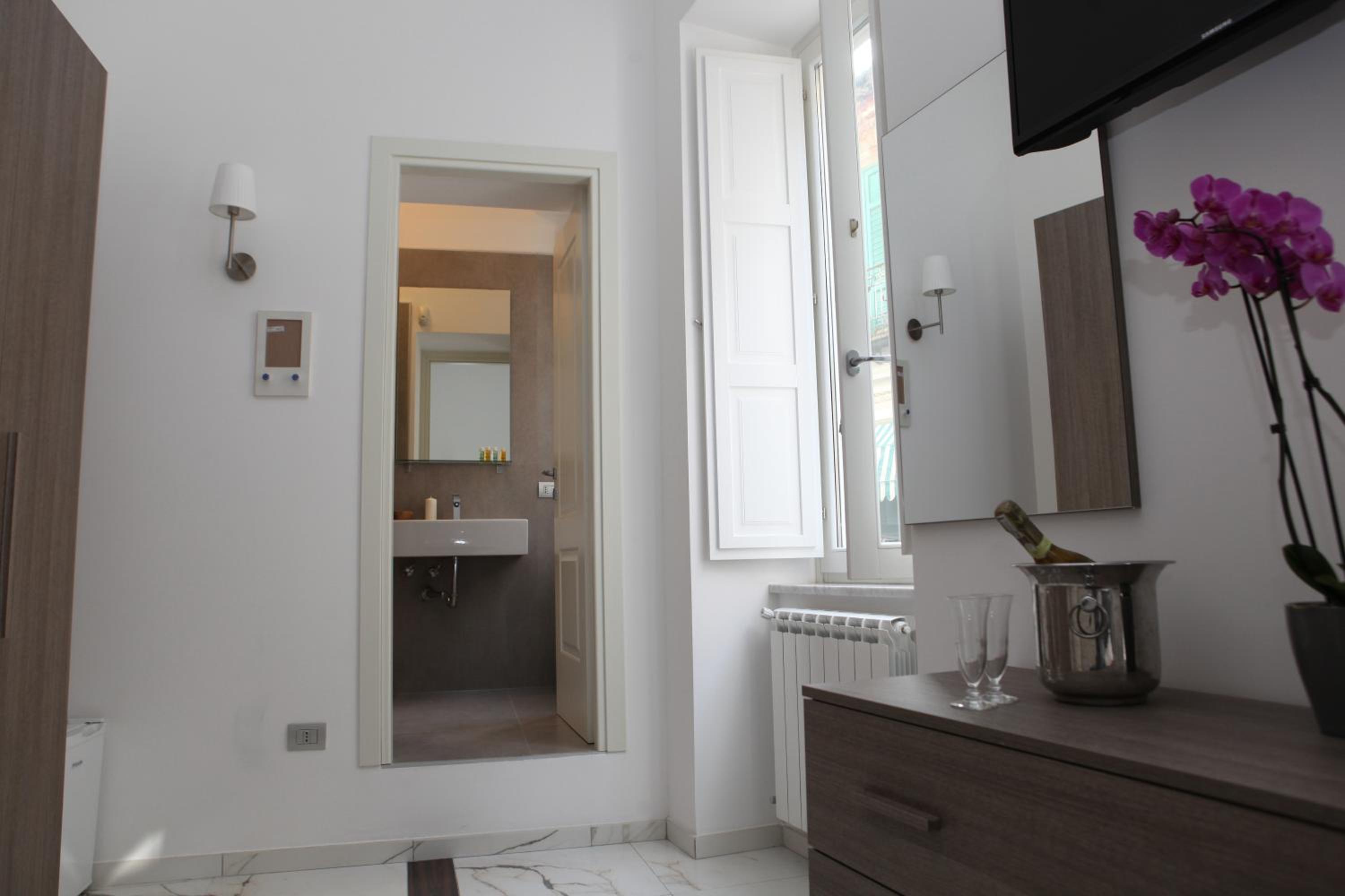 Double Room with Private Bathroom photo 3