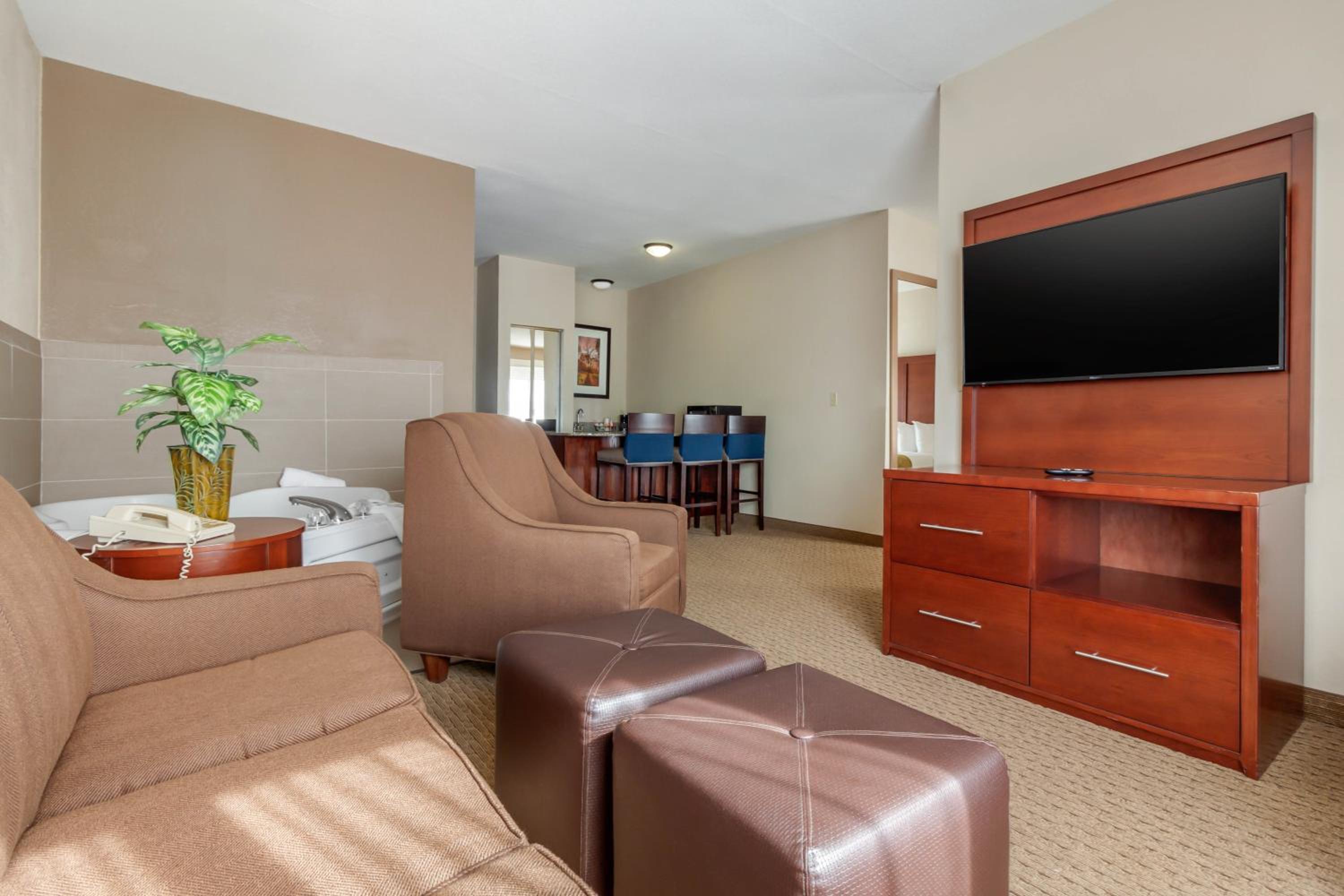 King Suite with Sofa Bed - Non Smoking - Photo 1