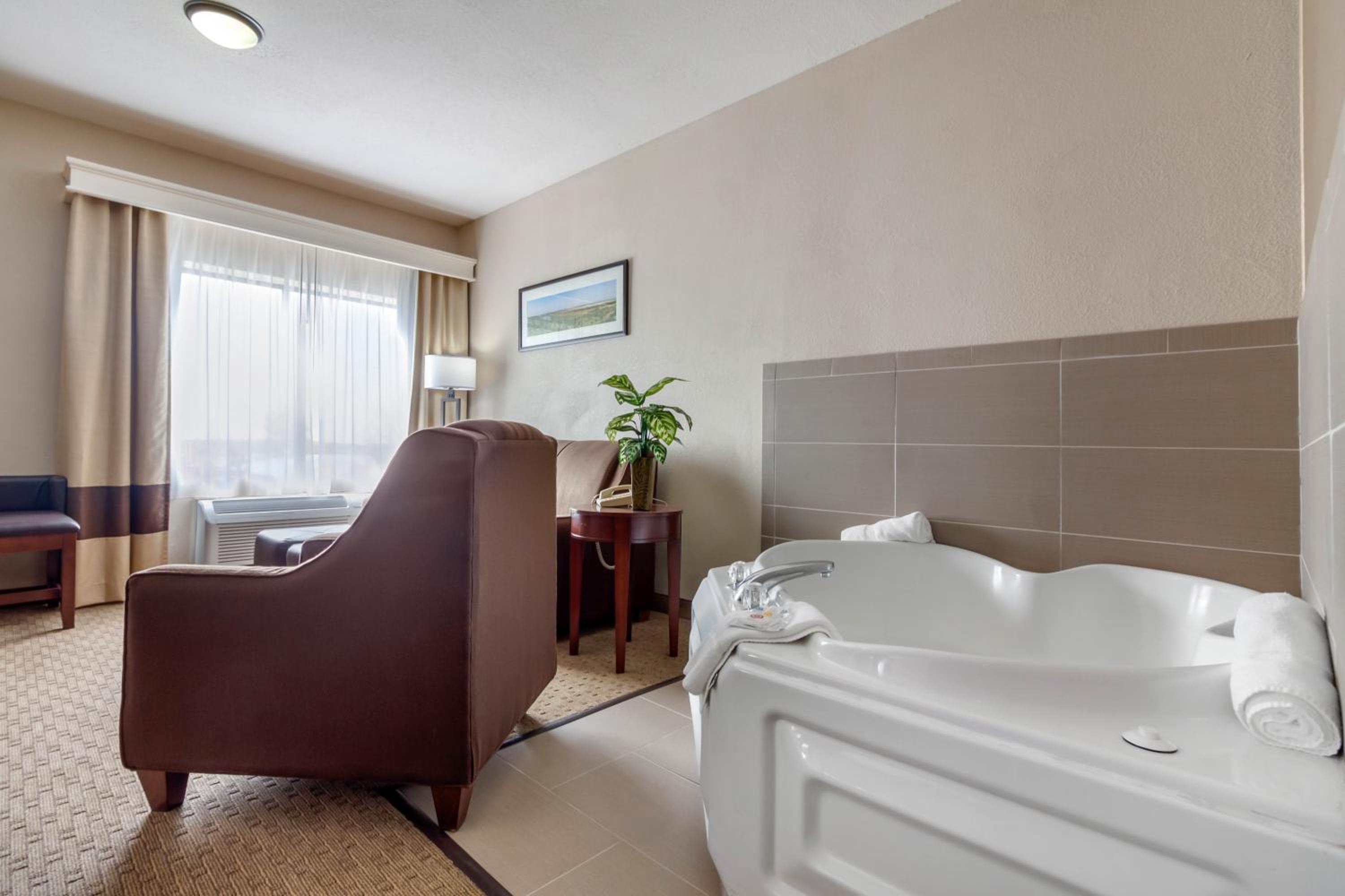 King Suite with Hot Tub - Non-Smoking - Photo 3