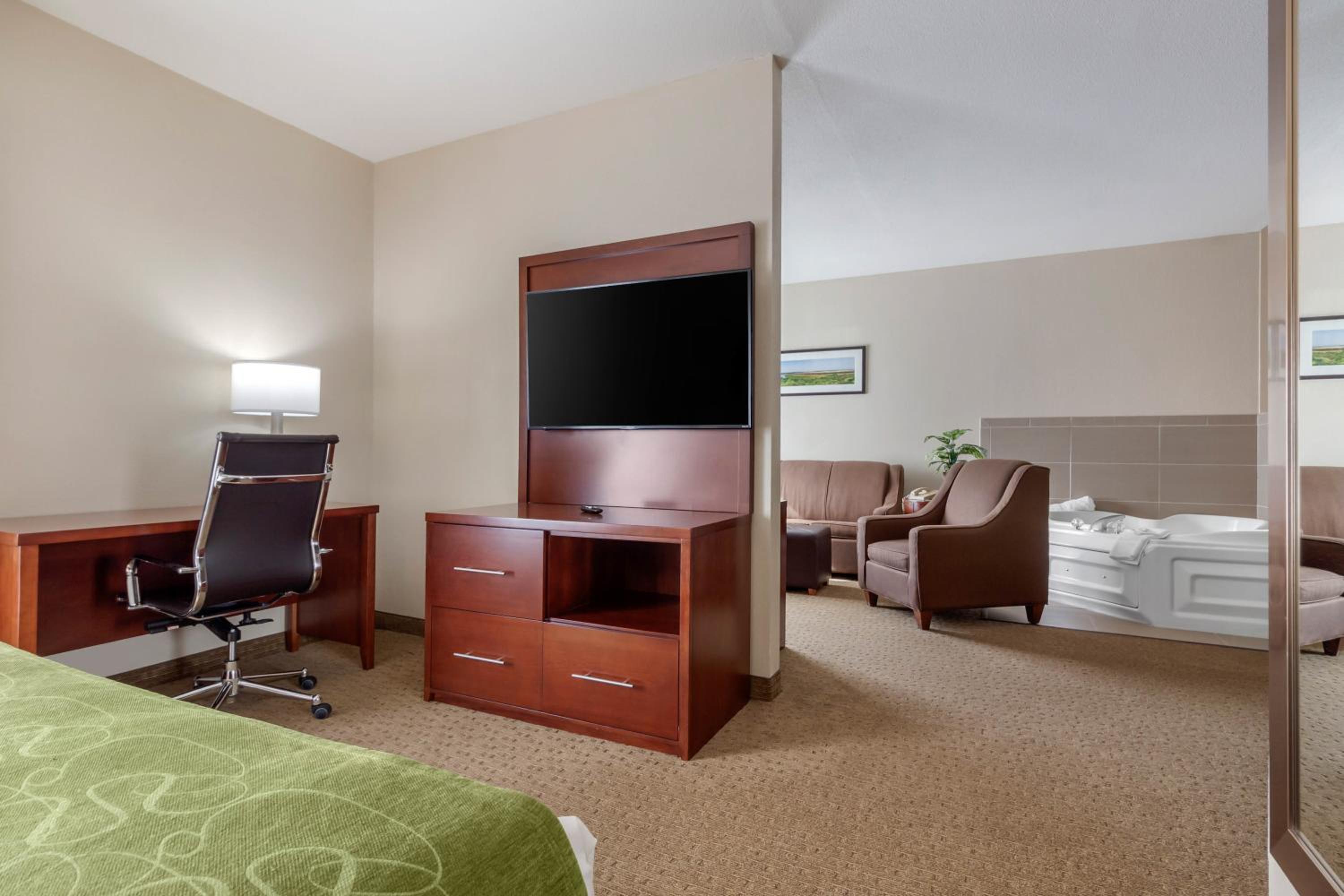 King Suite with Hot Tub - Non-Smoking - Photo 2