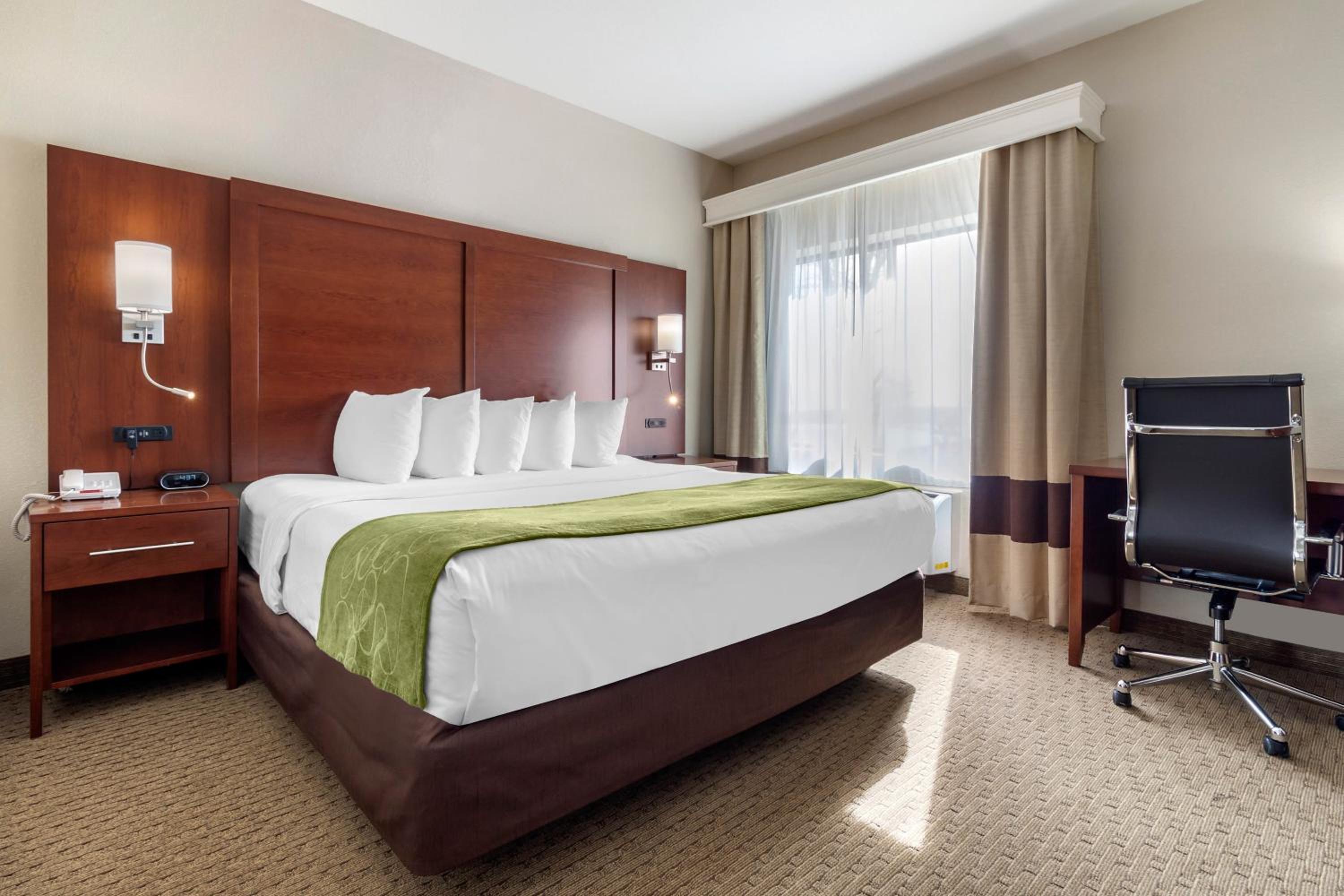 King Suite with Hot Tub - Non-Smoking - Photo 1