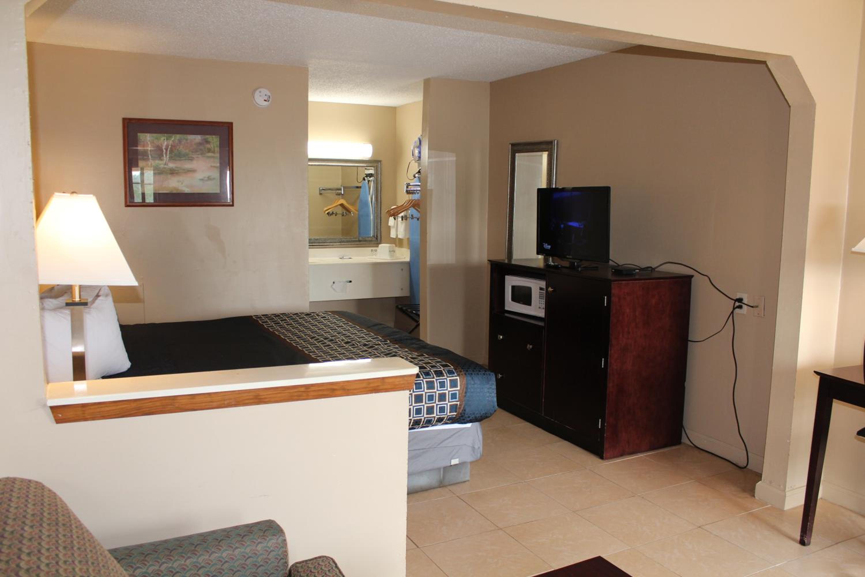 Deluxe Queen Suite photo 2