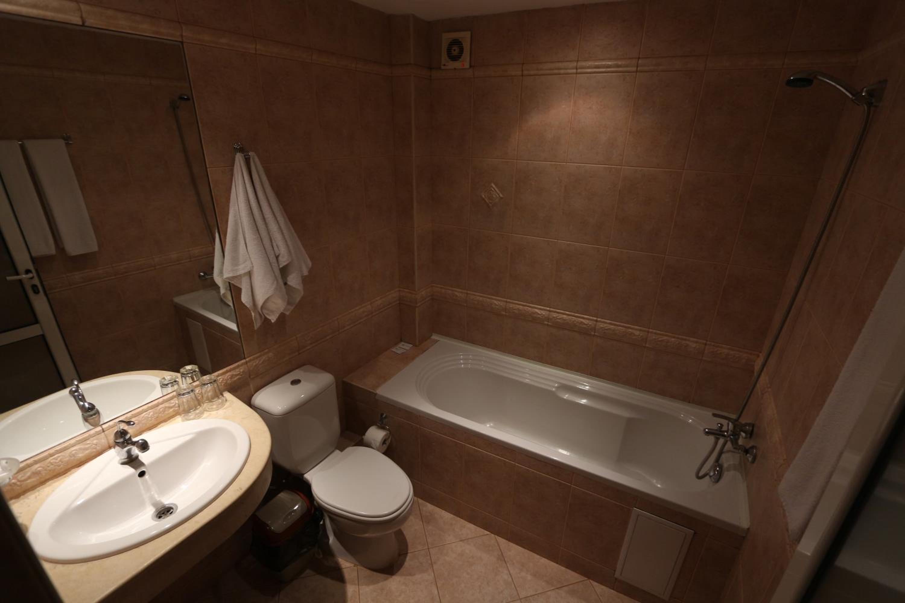 Double or Twin Room with Extra Bed - Photo 5