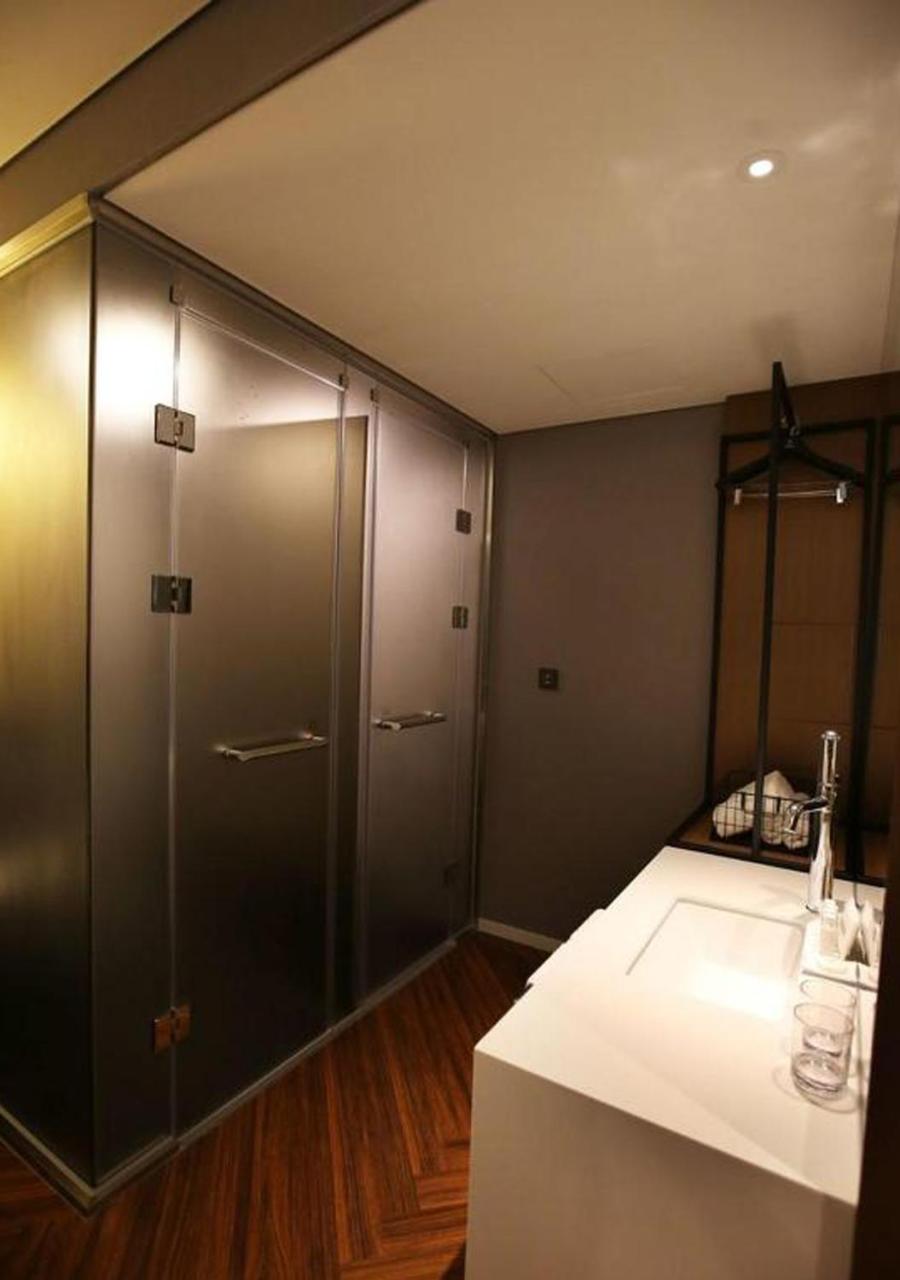 Standard Double Room - Photo 8