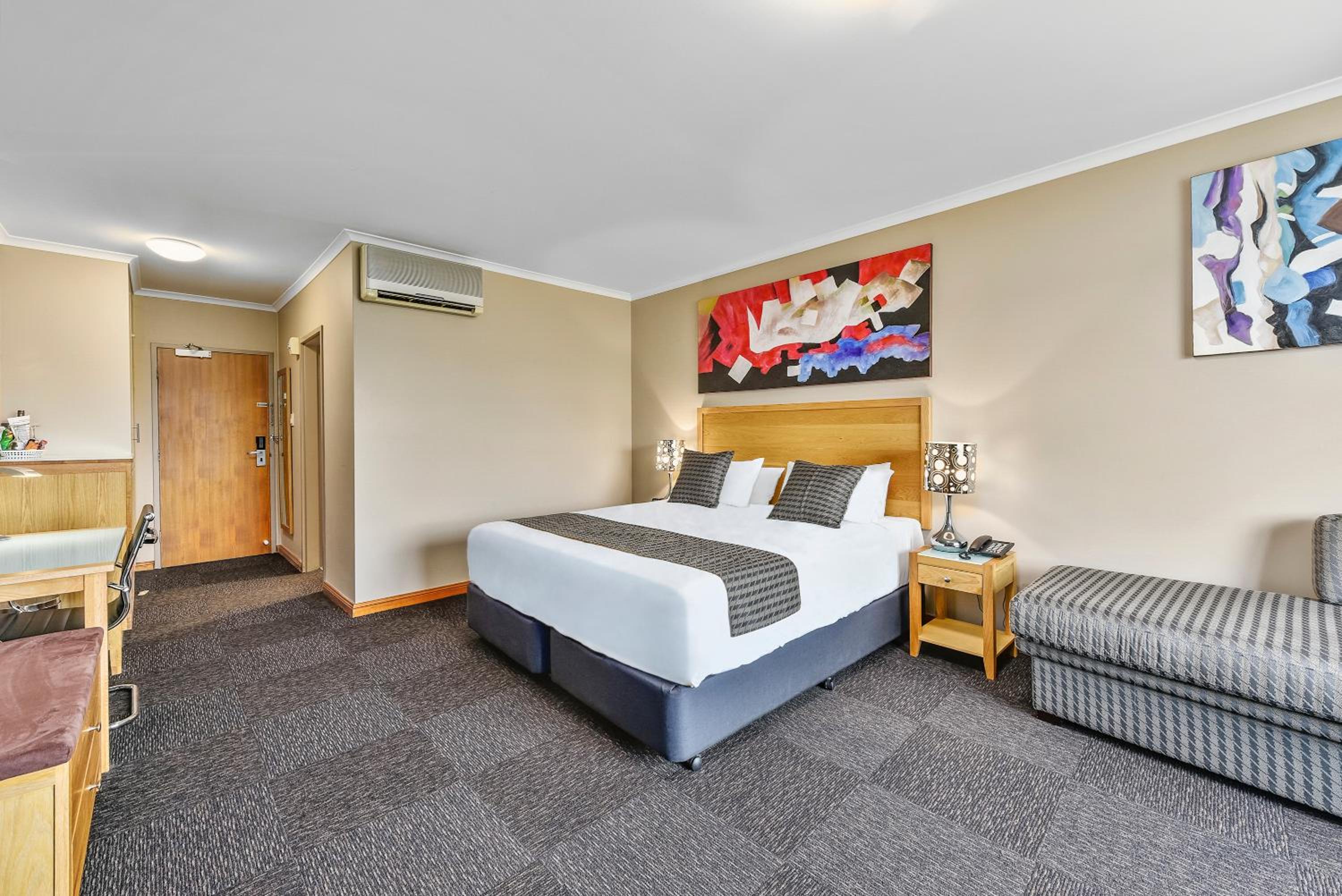 Deluxe King Room - Photo 4