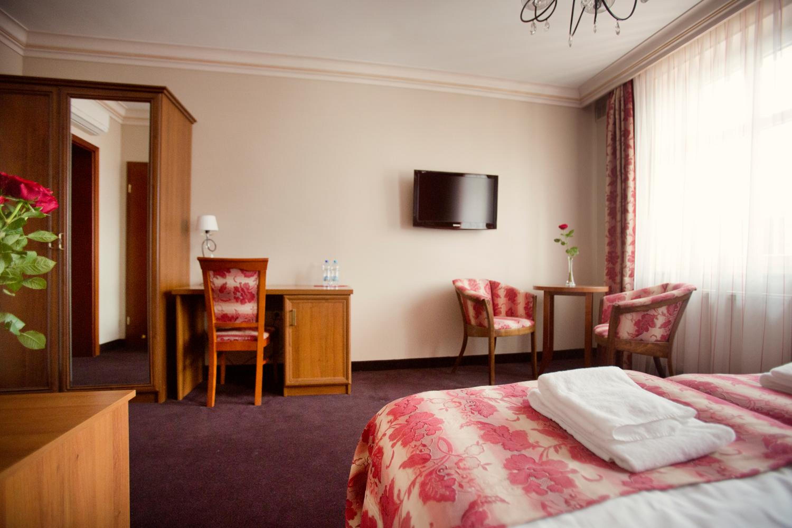 Small Double or Twin Room - Photo 3
