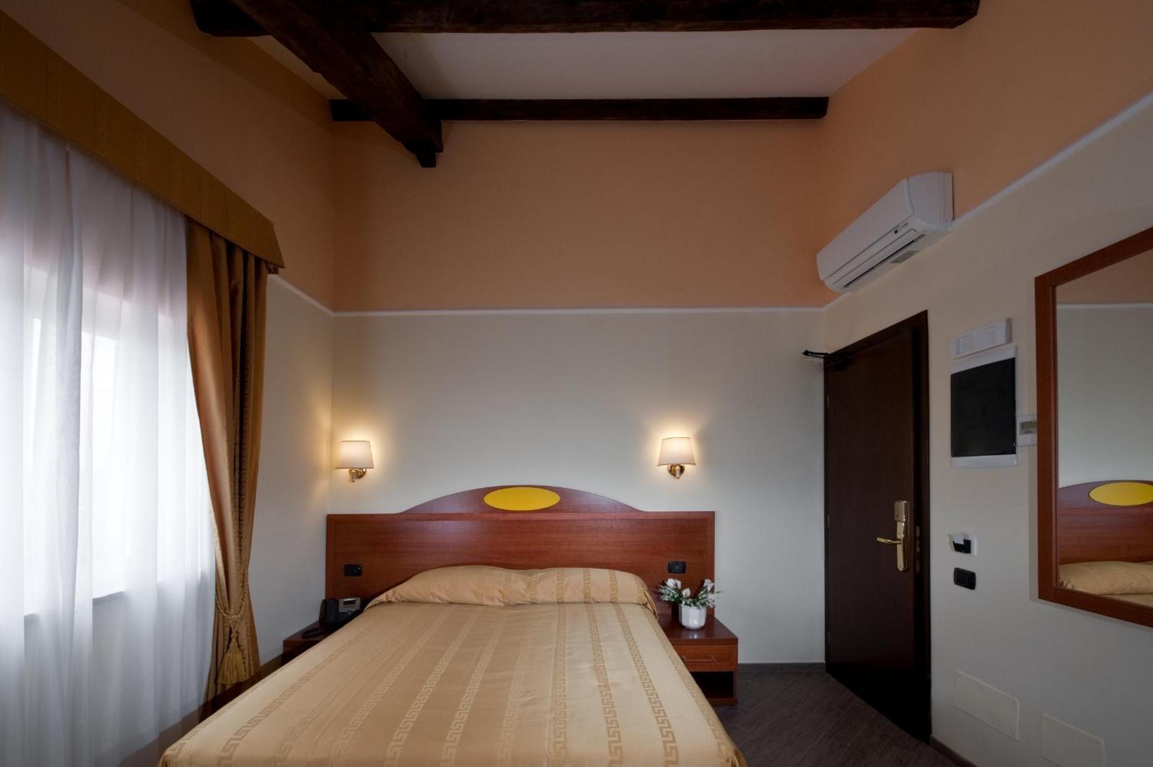 Single Room photo 2