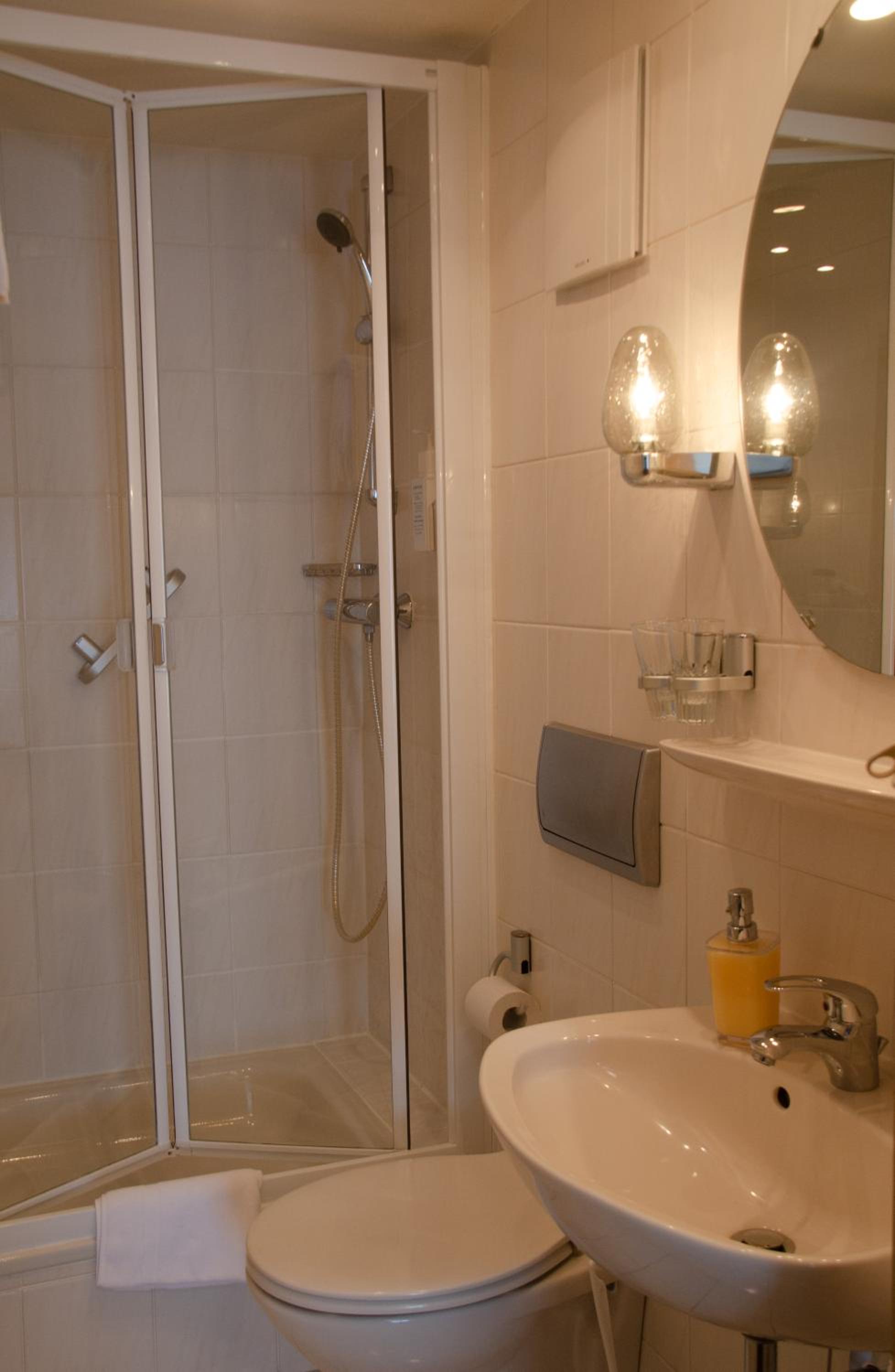 Double Room with River View - Photo 3