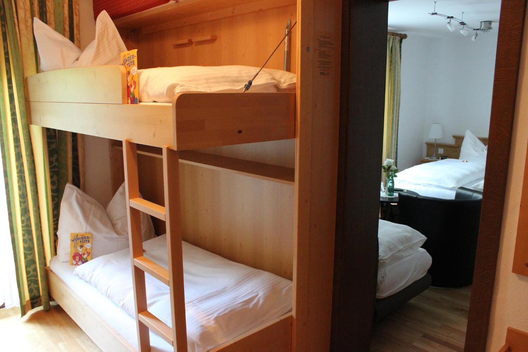 Multi-bed Room with Garden View photo 3