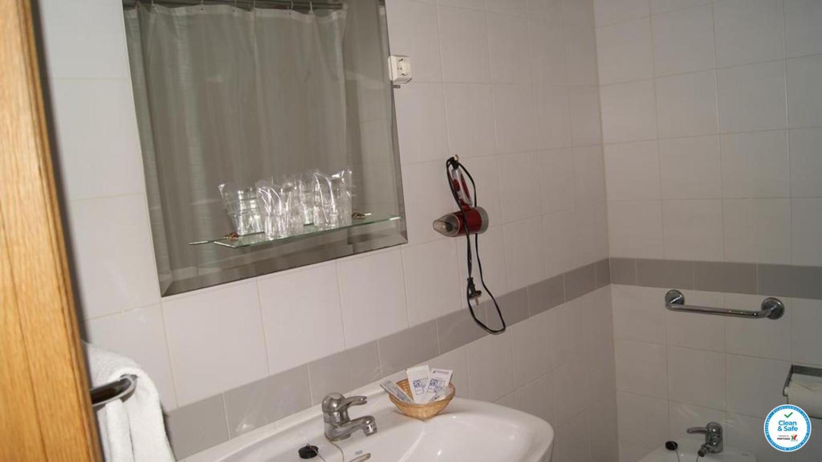 Standard Double or Twin Room - Photo 6