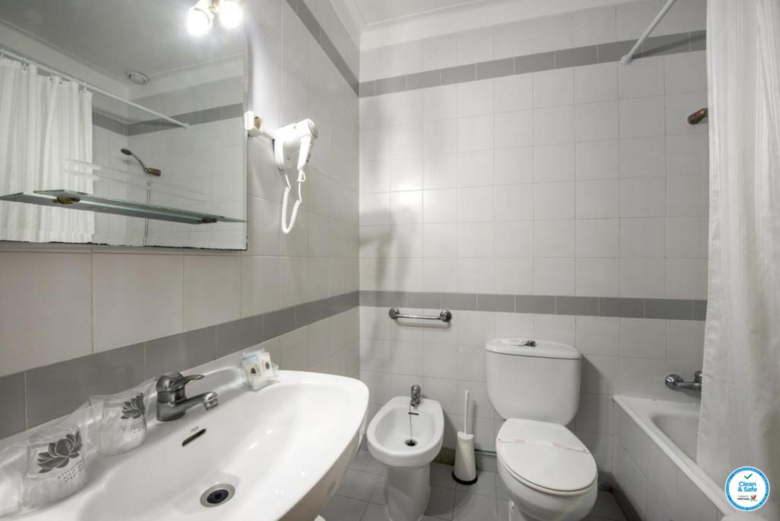 Standard Double or Twin Room - Photo 4