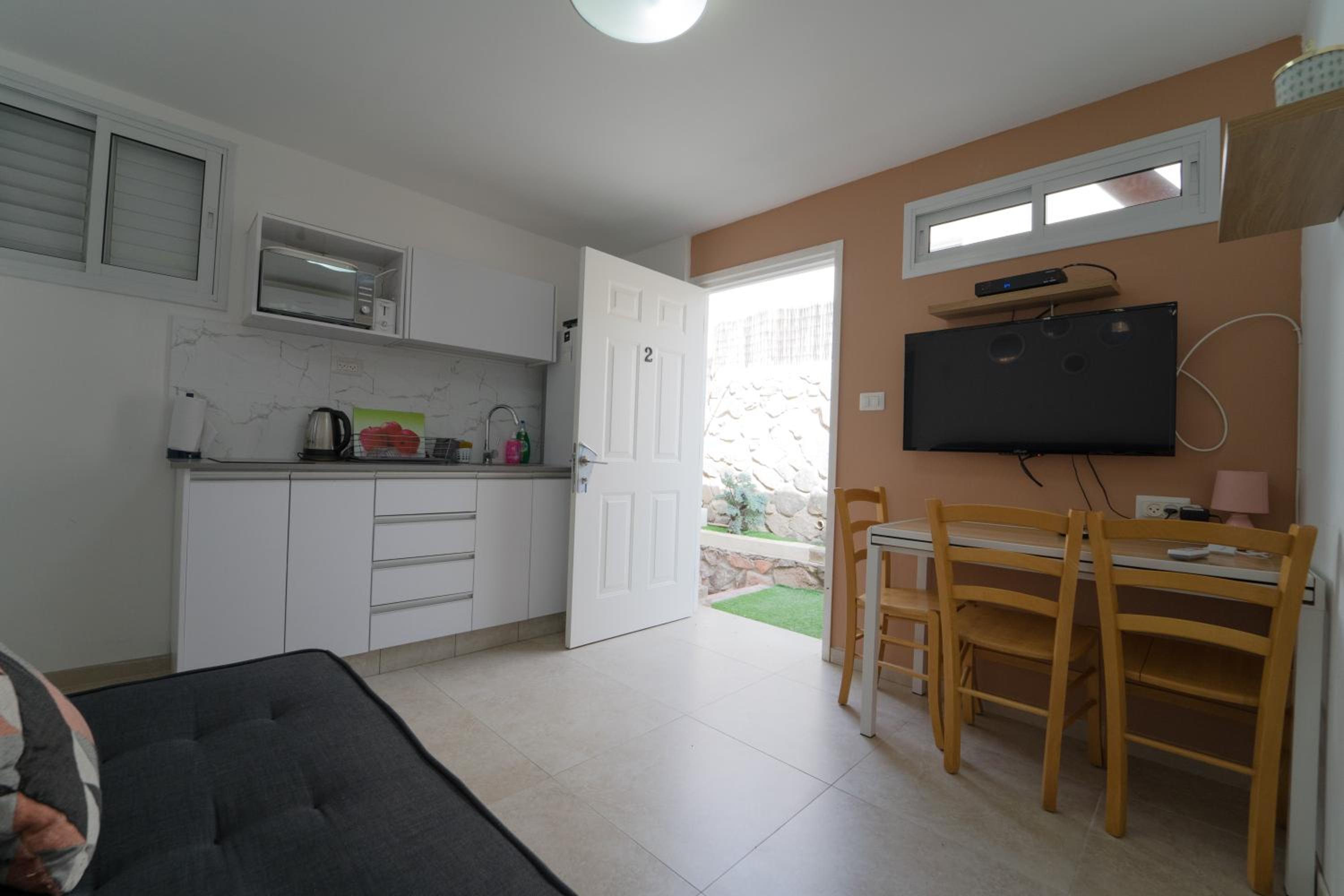 One-Bedroom Apartment - Ground Floor - Photo 4