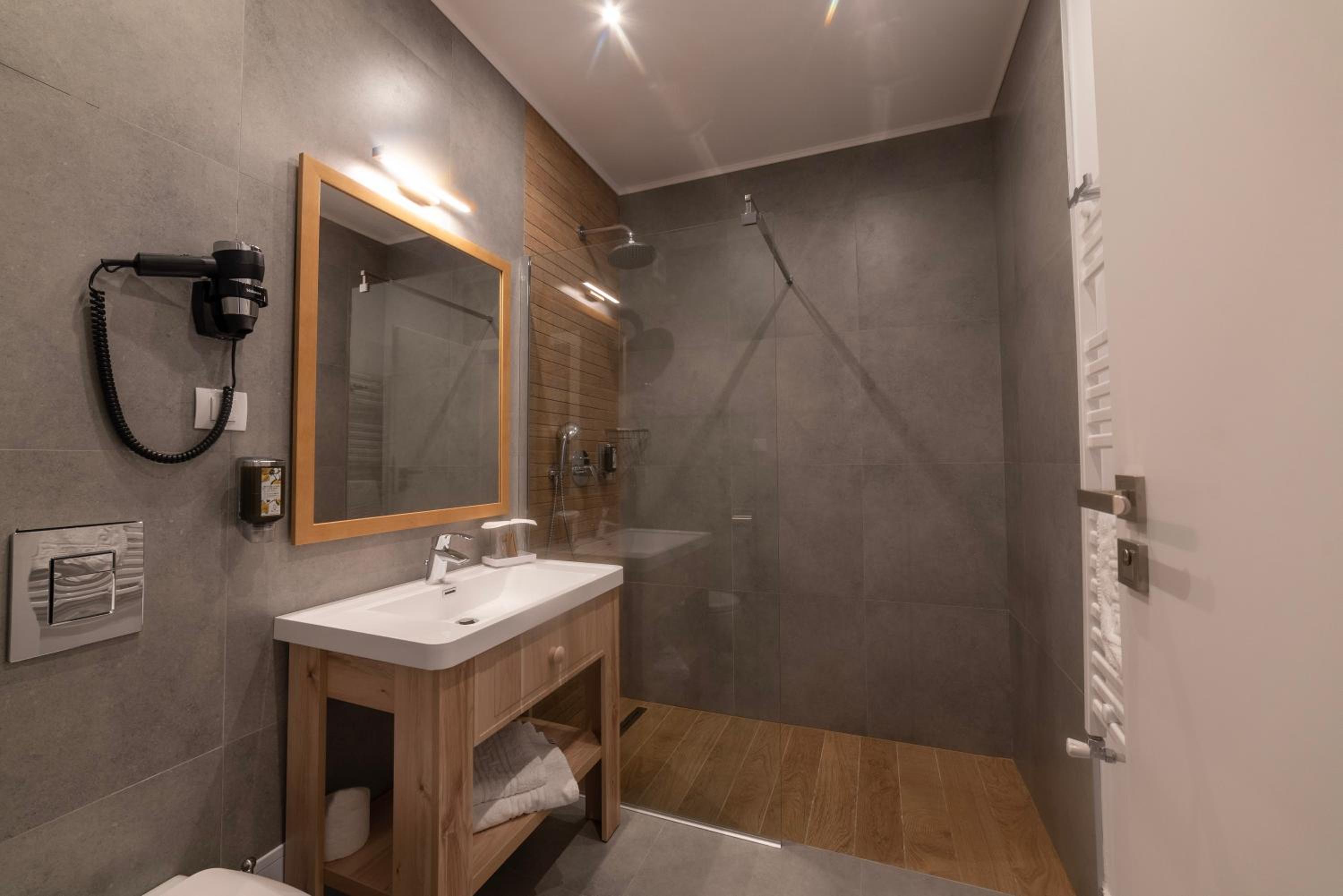 Deluxe Double or Twin Room with Balcony - Photo 15