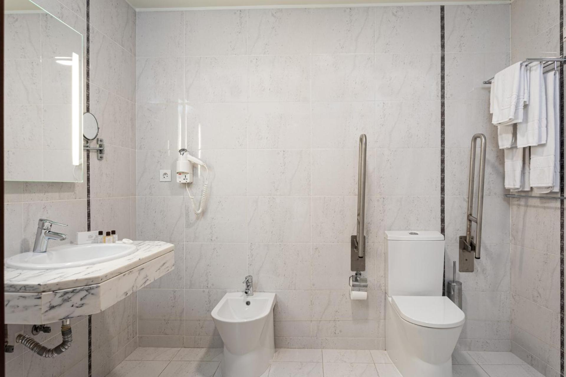 Twin Room - Disability Access photo 2