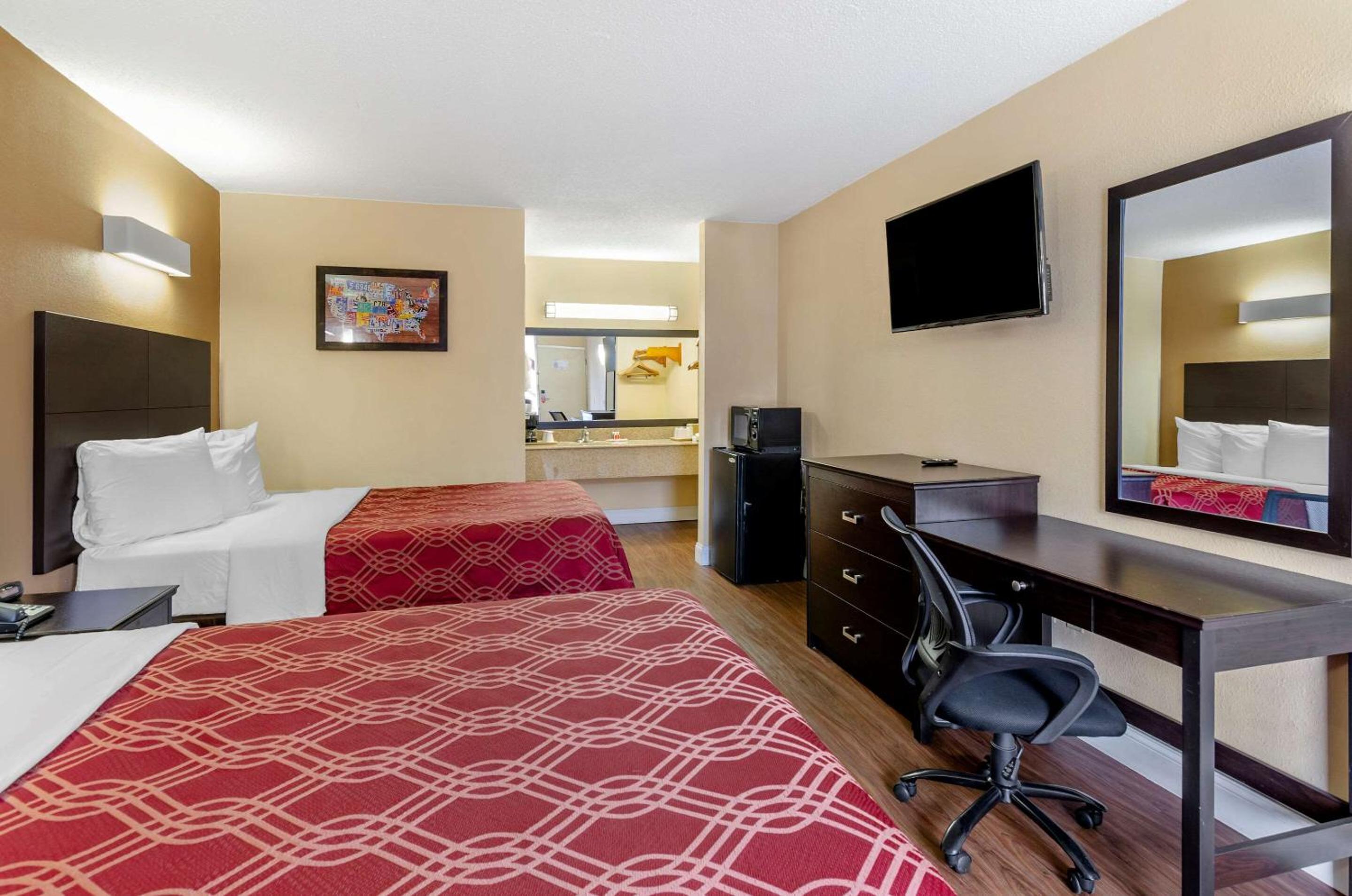 Double Room with Two Double Beds - Non-Smoking - Photo 4
