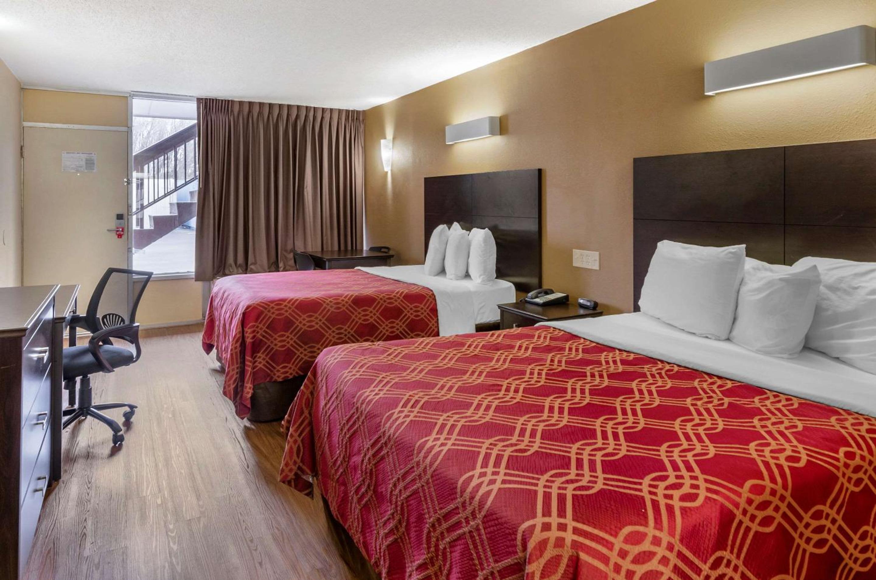 Double Room with Two Double Beds - Non-Smoking - Photo 3