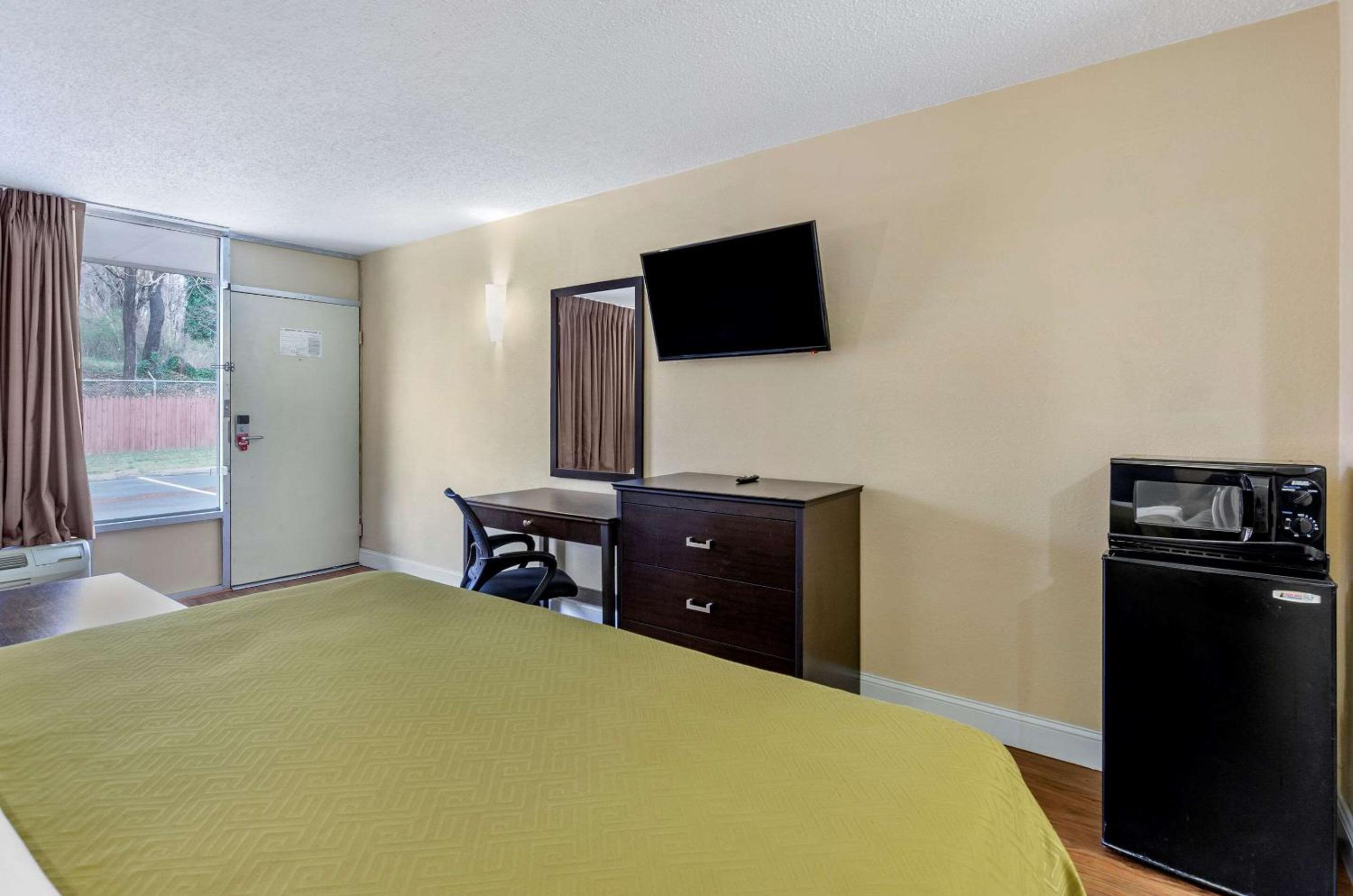 King Room - Non-Smoking - Photo 2