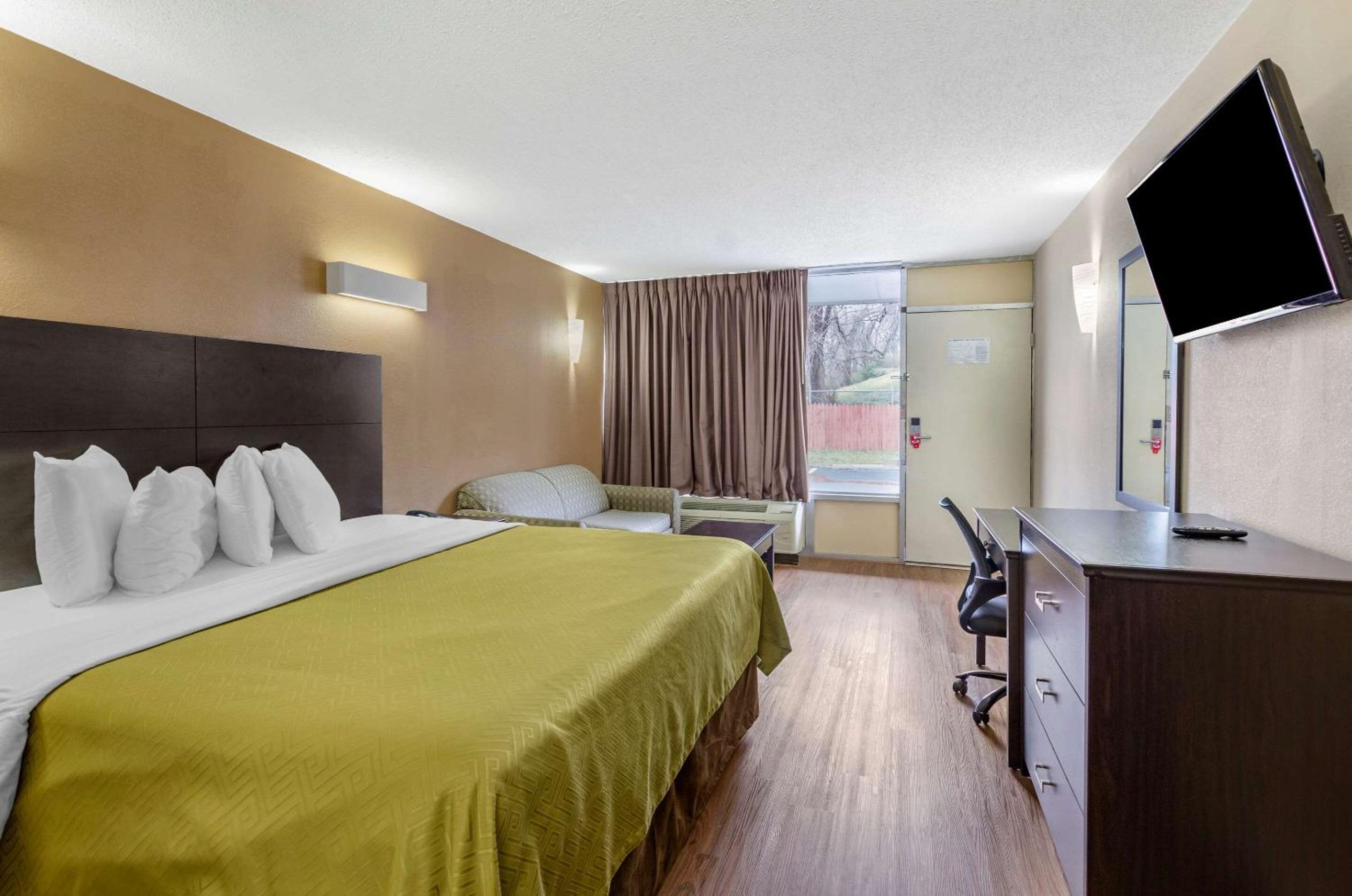 King Room - Non-Smoking - Photo 3