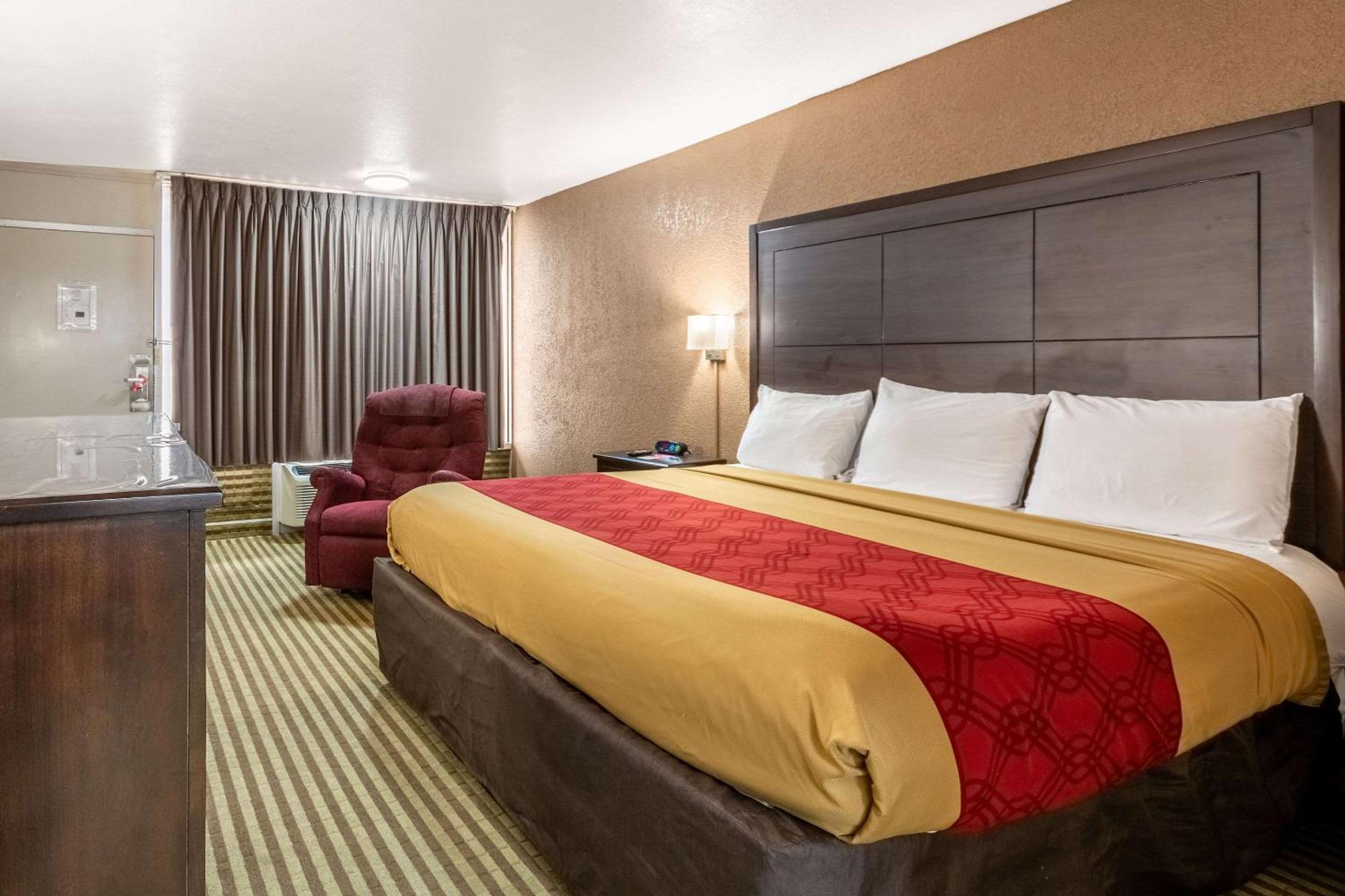 King Room - Non-Smoking - Photo 1