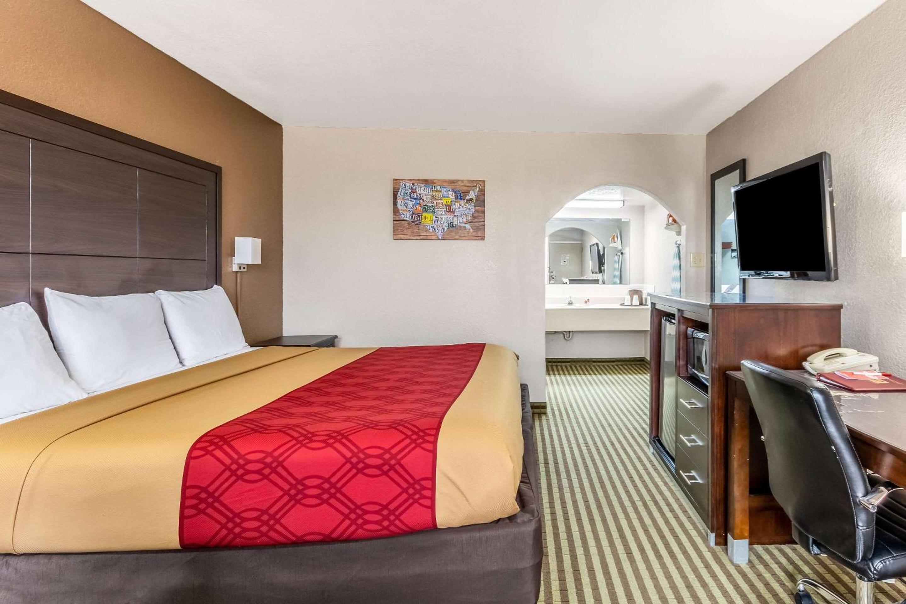 King Room - Non-Smoking - Photo 3