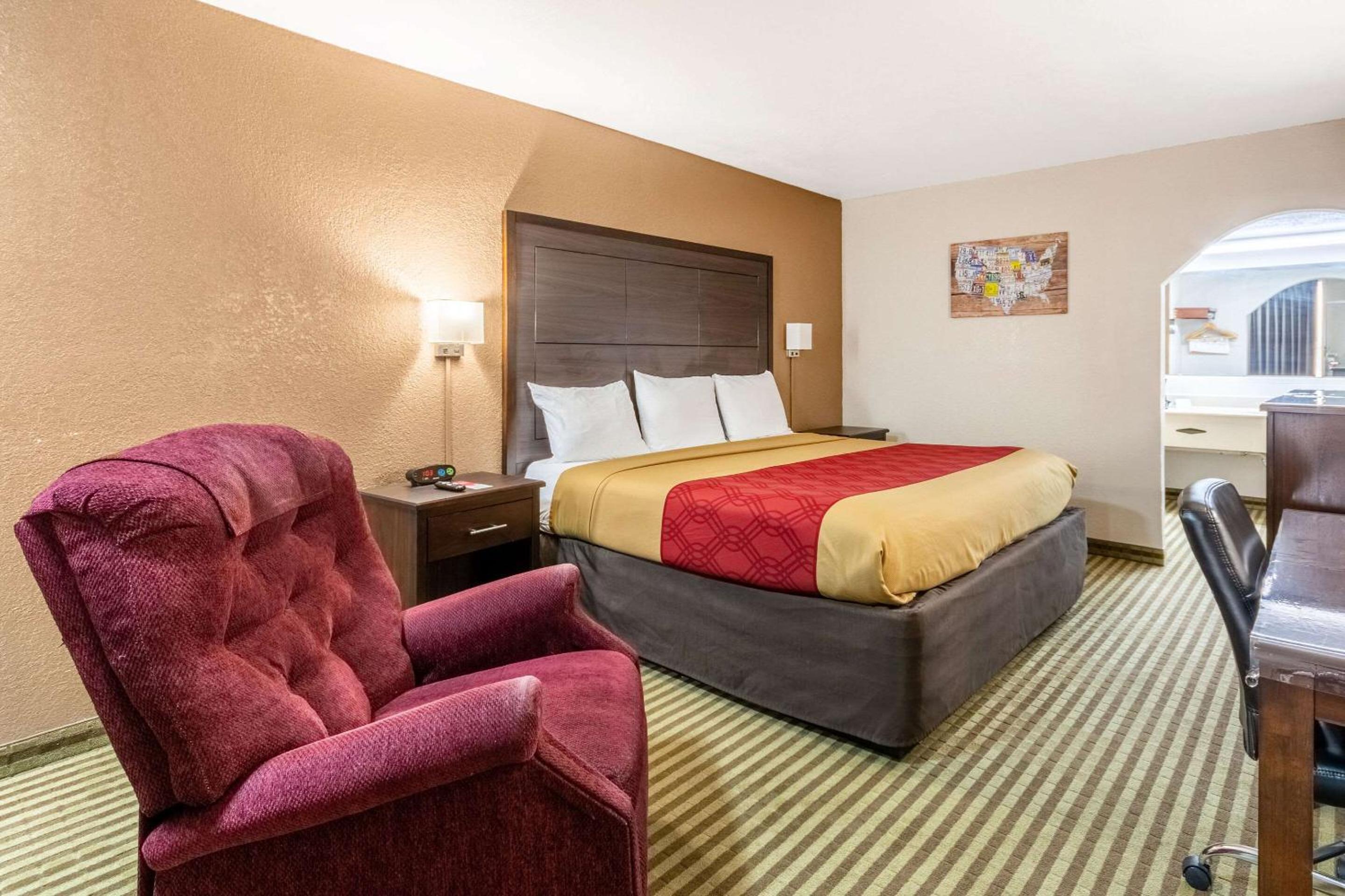 King Room - Non-Smoking - Photo 4