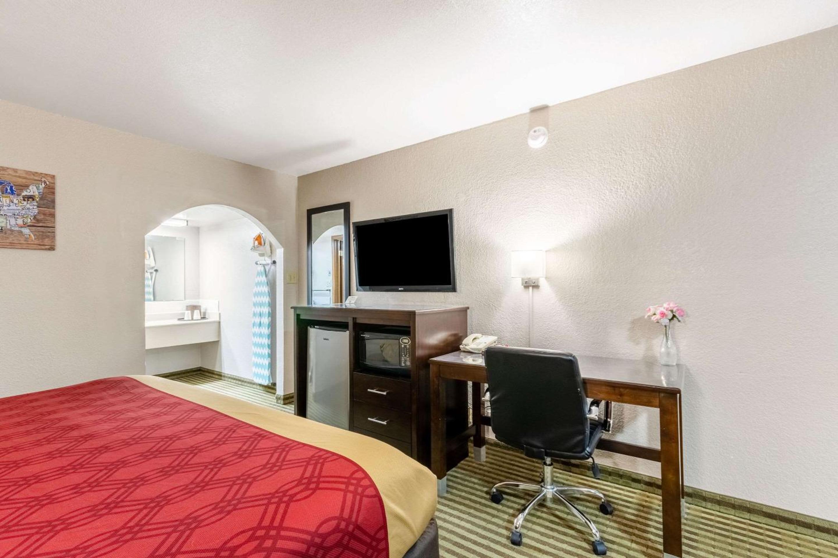 King Room - Non-Smoking - Photo 2