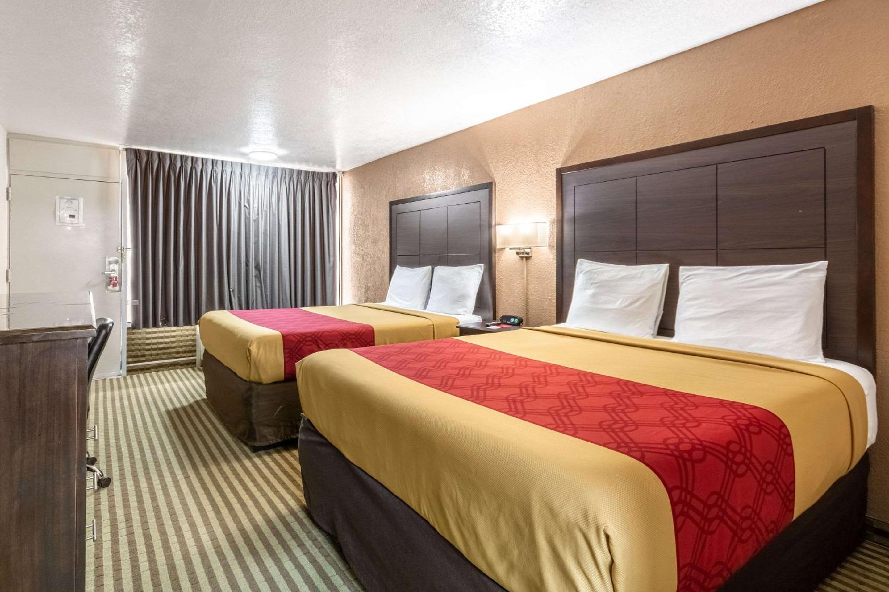 Queen Room with Two Queen Beds - Non-Smoking - Photo 2