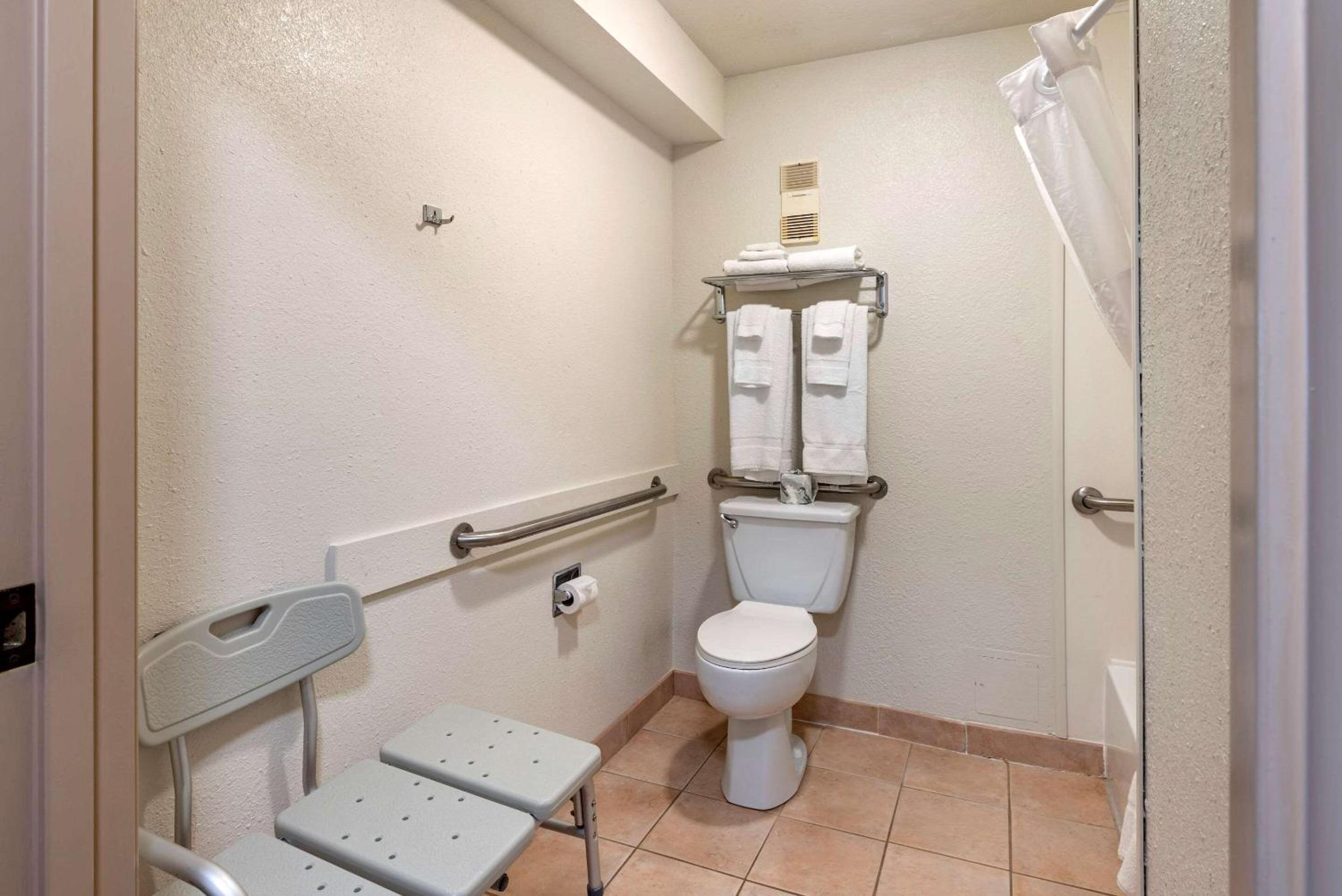 Queen Room with Two Queen Beds and Tub - Accessible/Non-Smoking - Photo 5