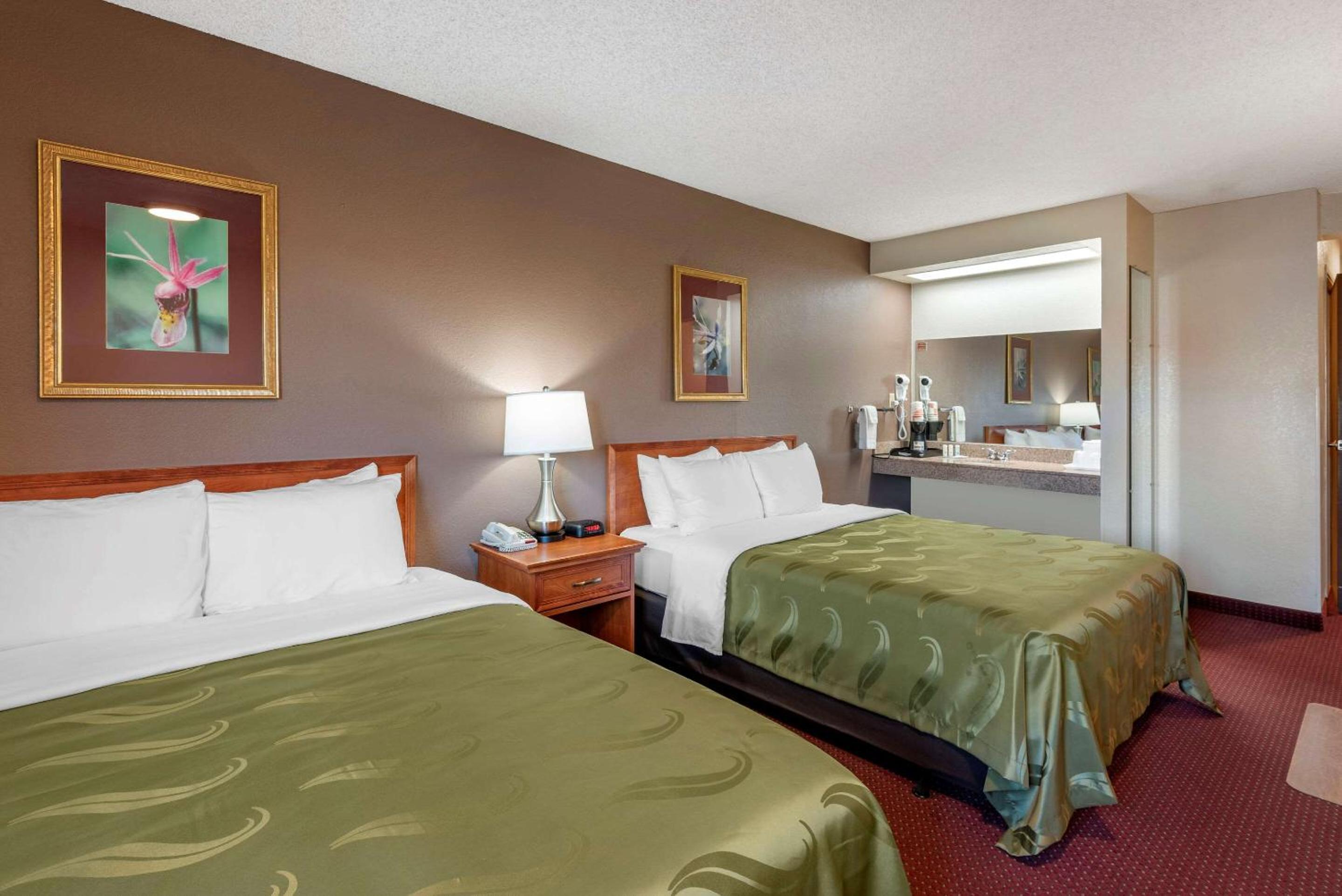 Queen Room with Two Queen Beds and Tub - Accessible/Non-Smoking - Photo 3