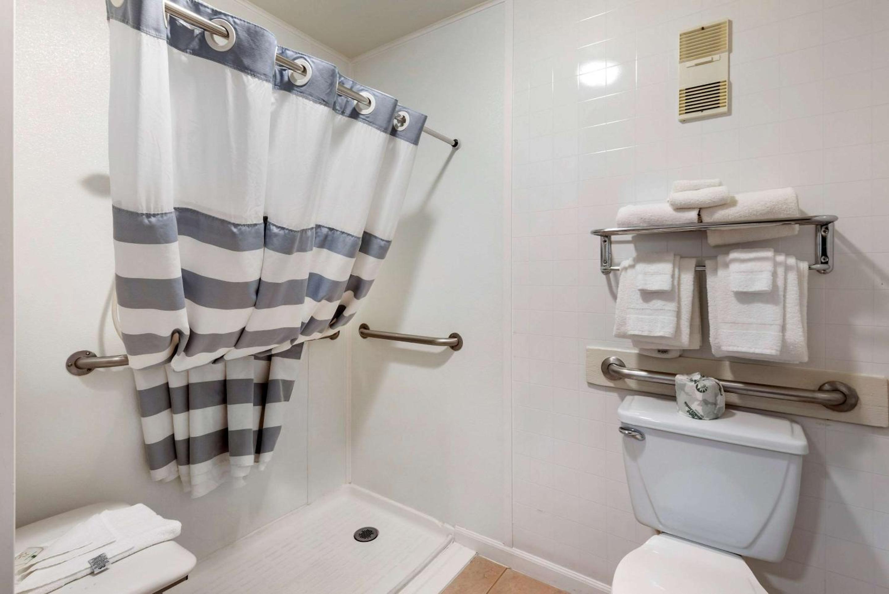 Queen Room with Two Queen Beds and Roll in Shower - Accessible/Non-Smoking - Photo 4