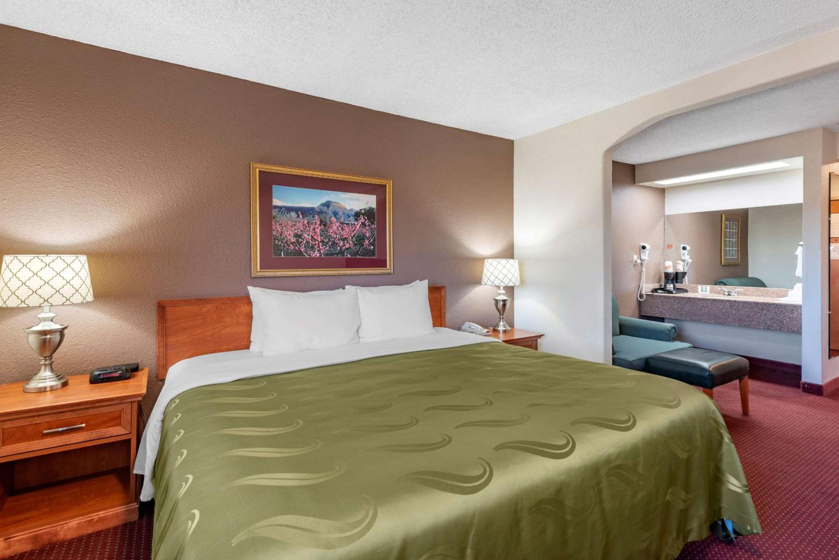 Standard King Room - Non-Smoking  - Photo 4
