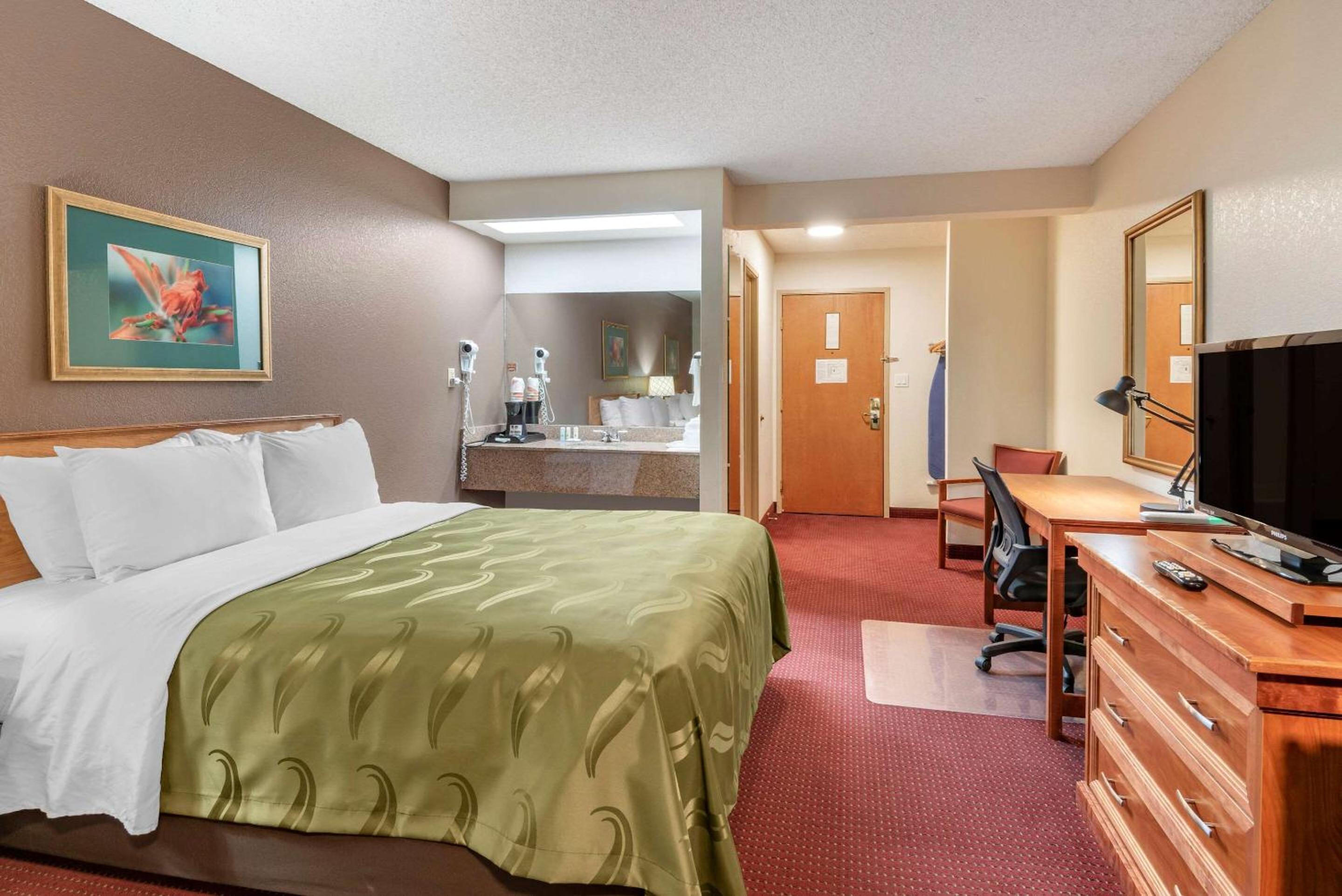 Queen Room with Two Queen Beds - Non-Smoking - Photo 3