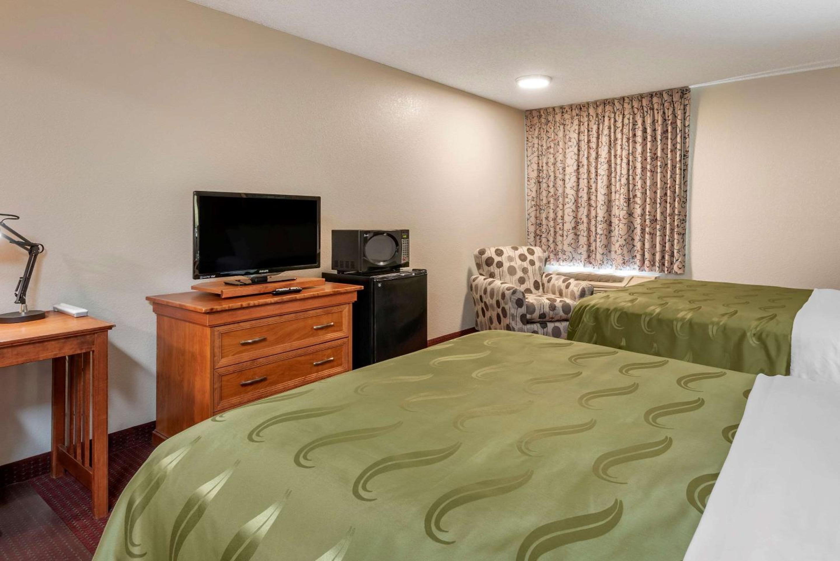 Queen Room with Two Queen Beds - Non-Smoking - Photo 2
