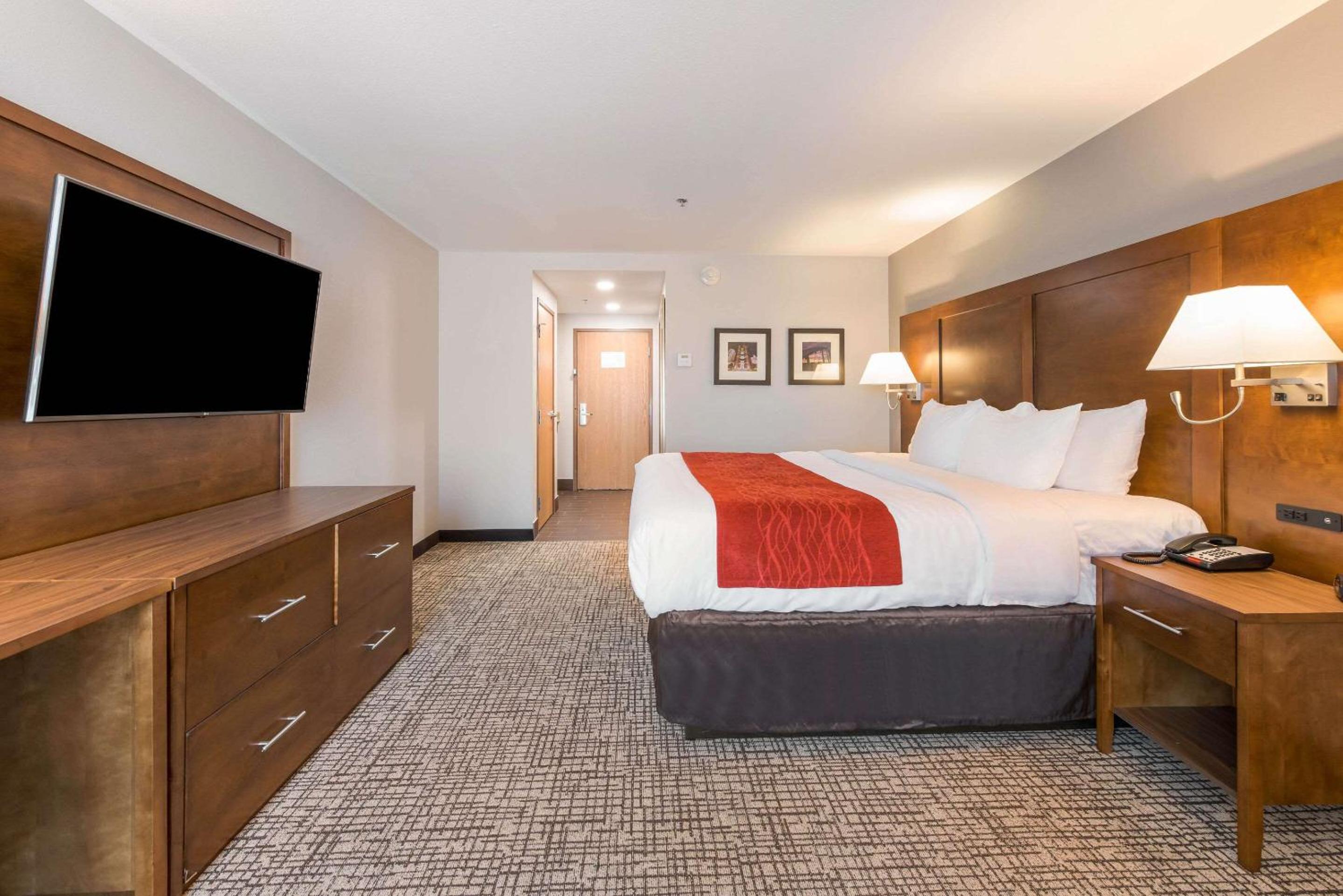 King Room - Non-Smoking - Photo 3
