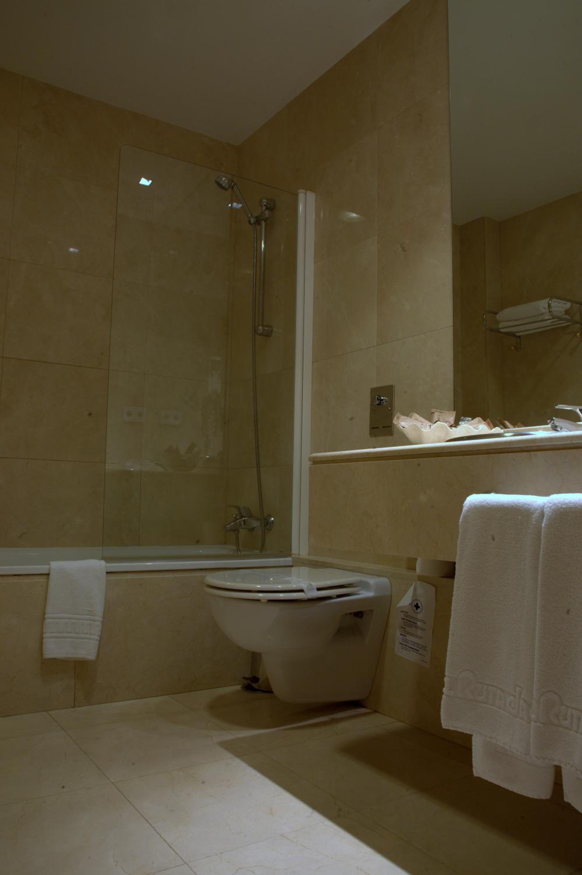 Double or Twin Room (2 Adults) - Photo 14