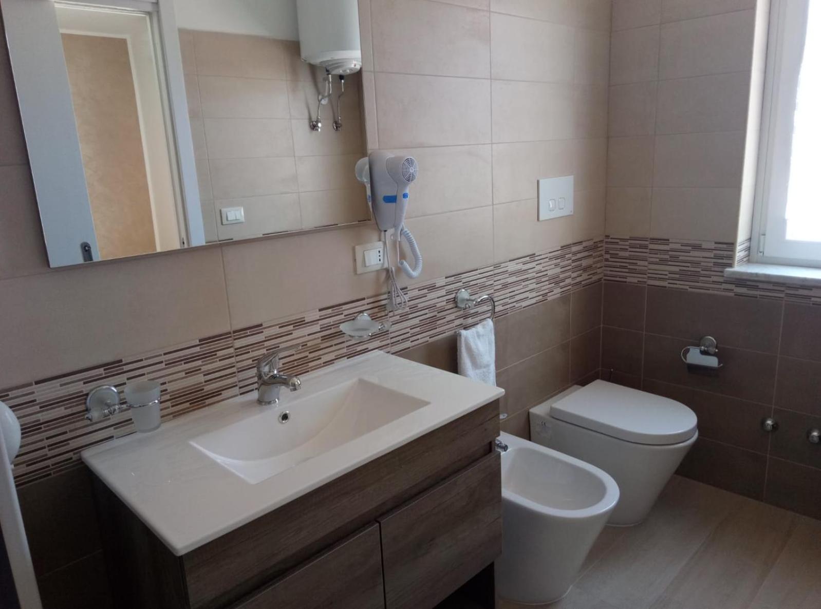 Double Room with Balcony - Photo 11