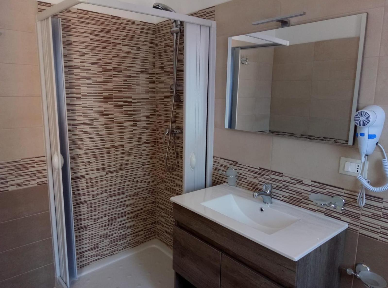 Double Room with Balcony - Photo 12
