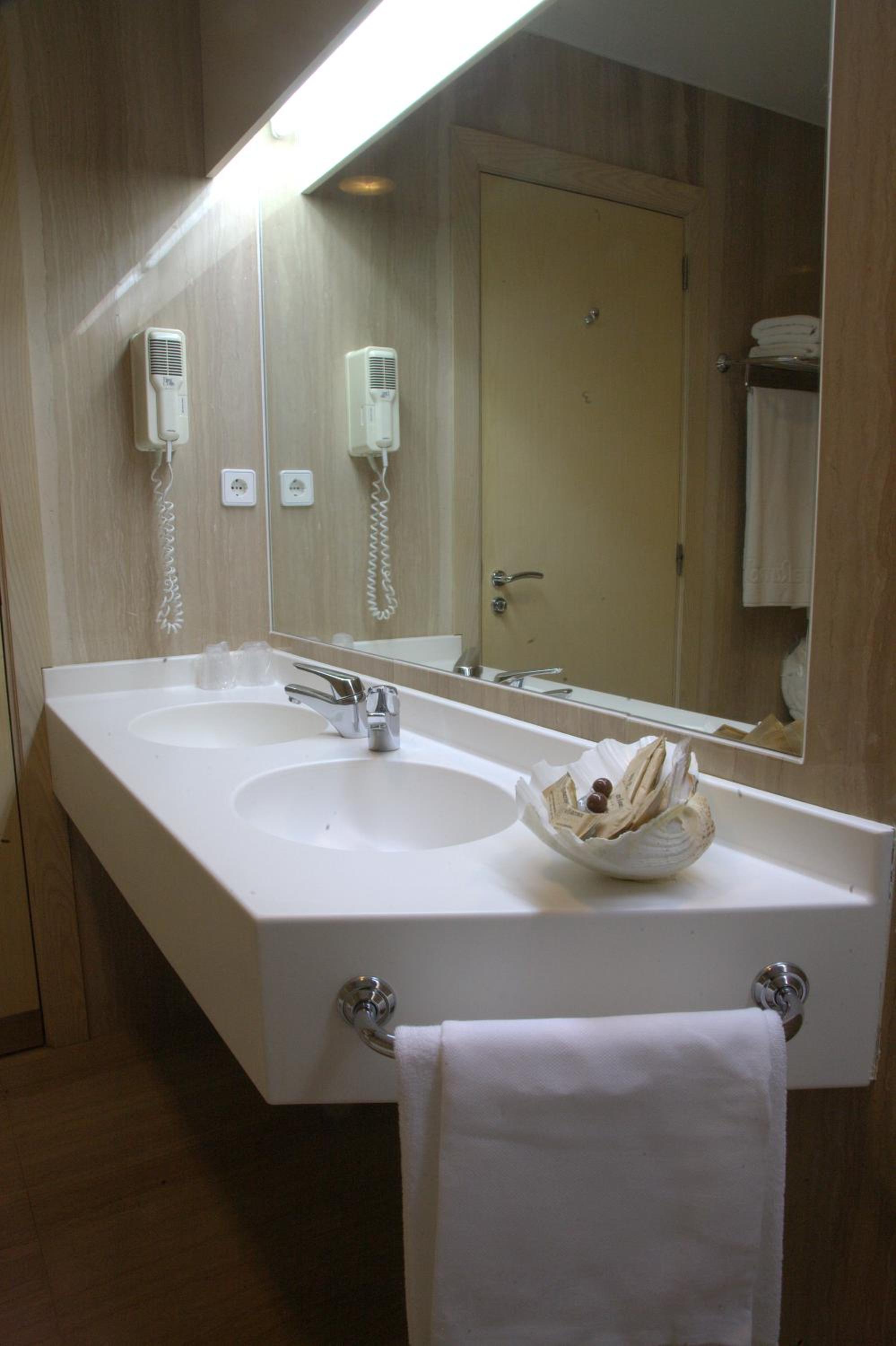 Standard Suite - Photo 20