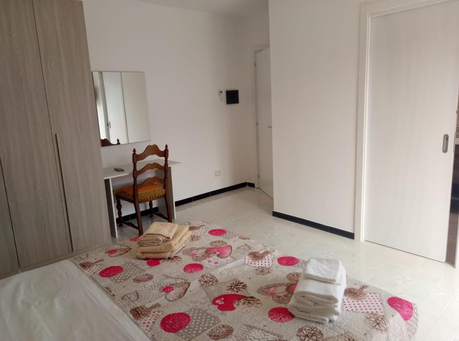 Double Room with Balcony - Photo 9