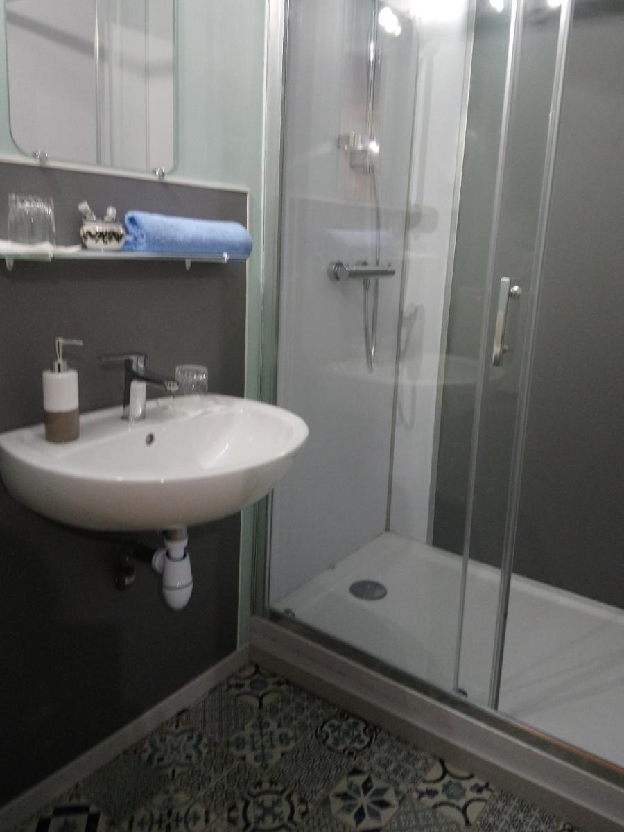 Deluxe Double Room with Shower photo 2