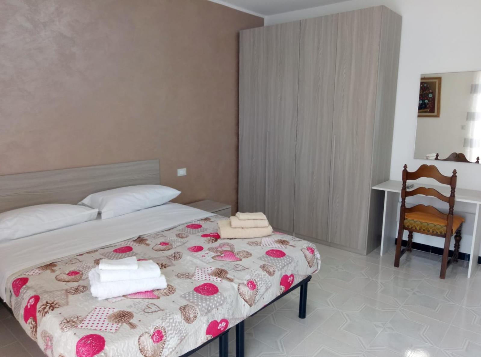 Double Room with Balcony - Photo 10