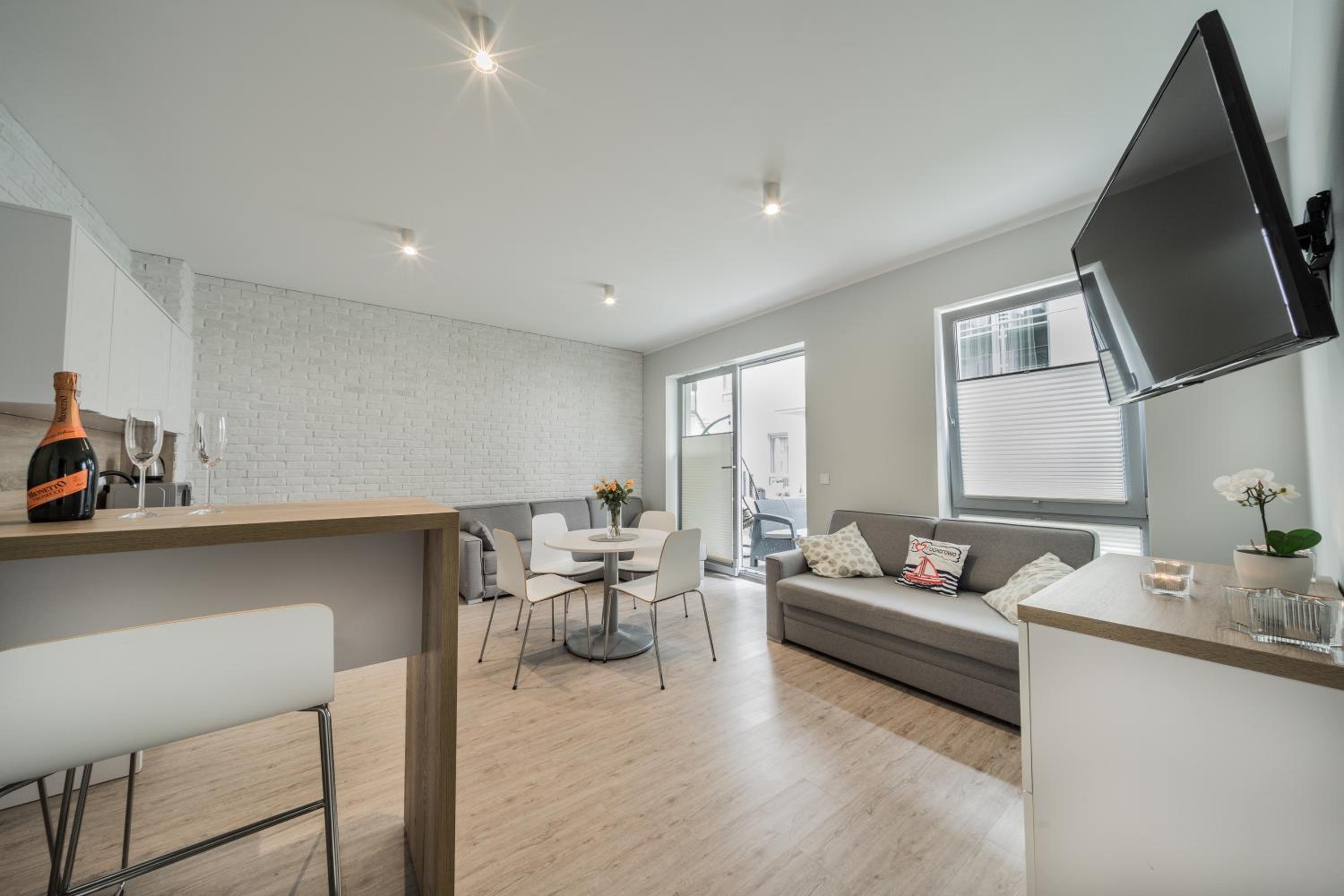 Apartment with Terrace - Photo 25