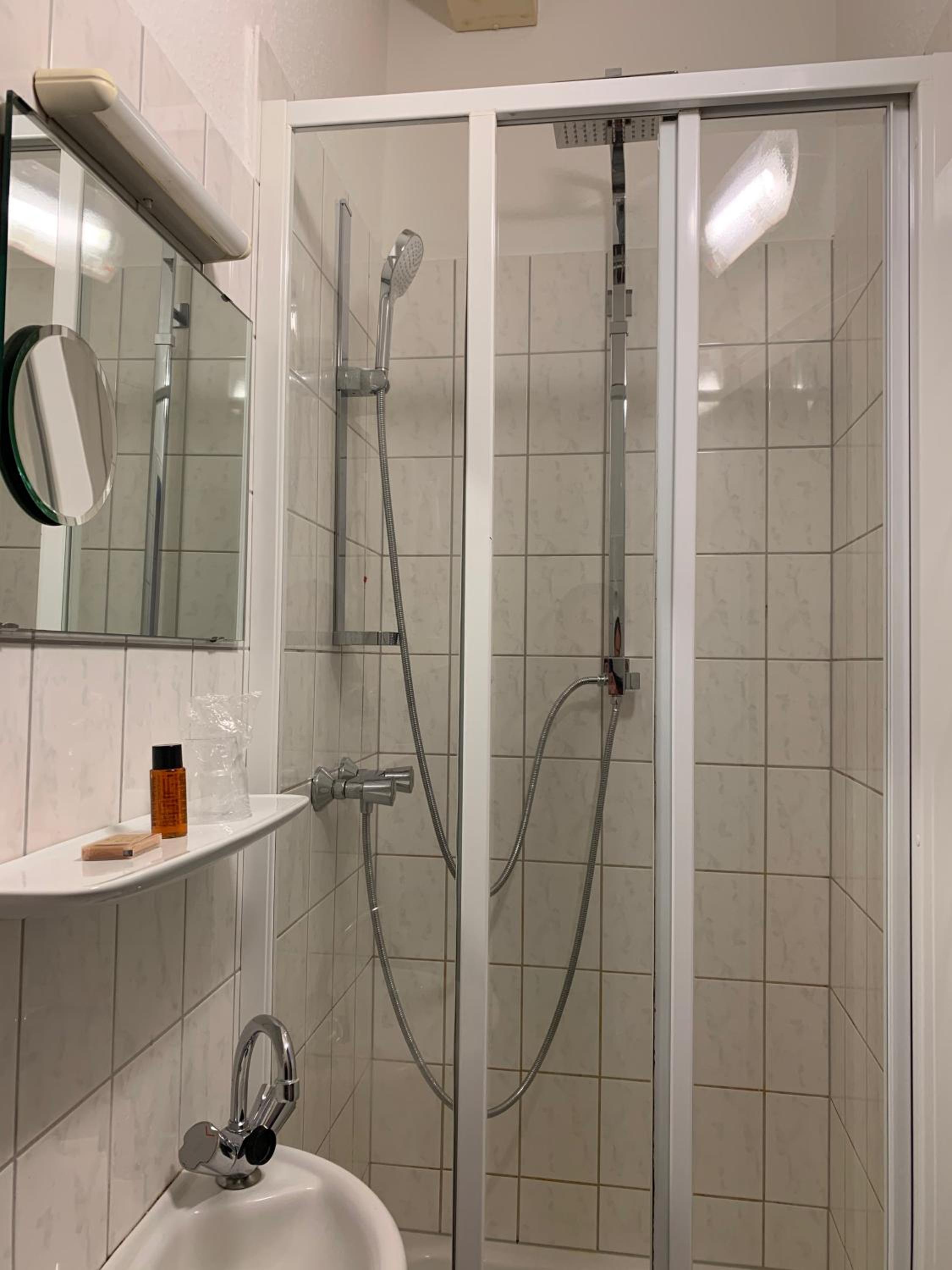 Double or Twin Room - Photo 9