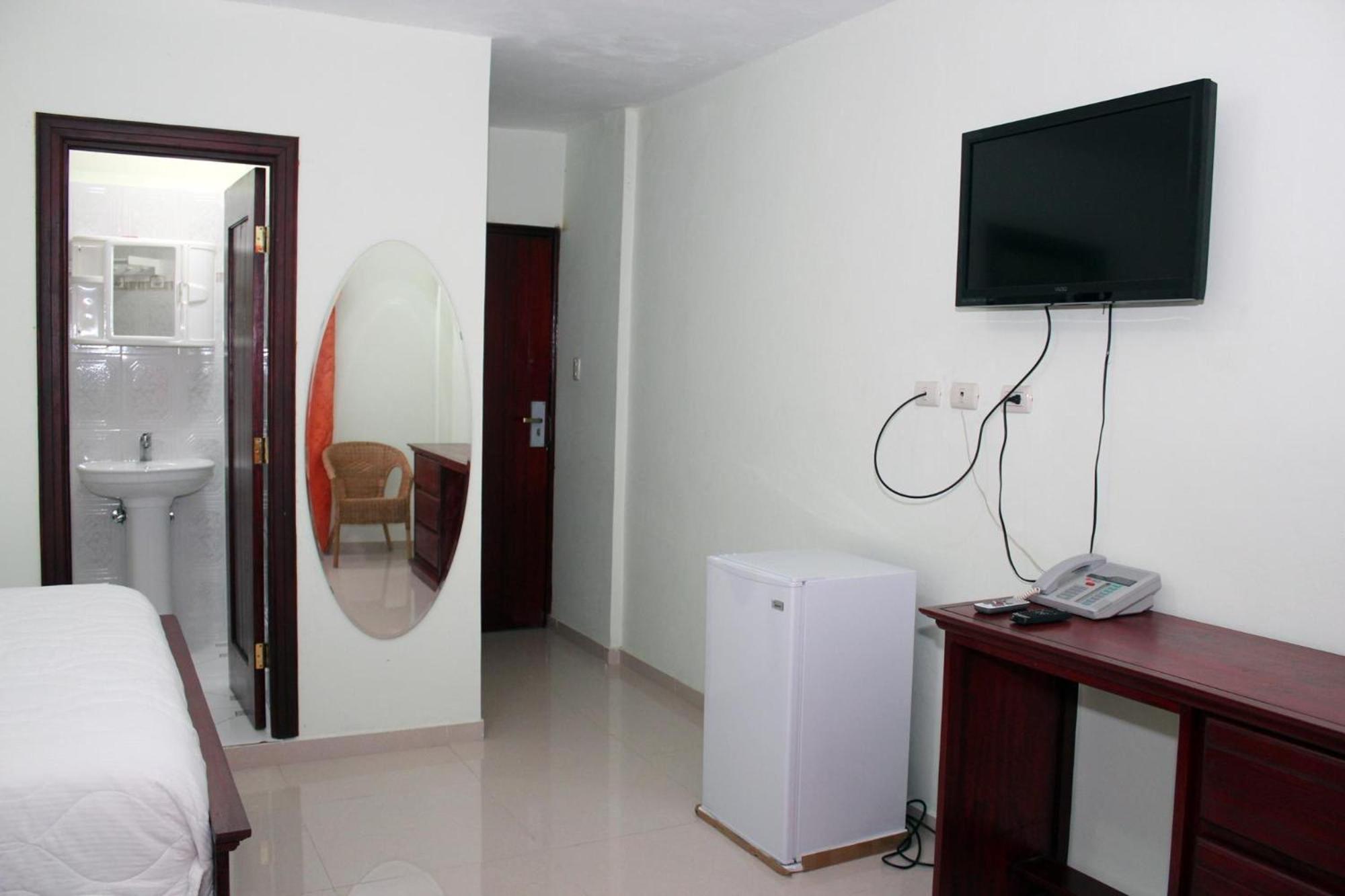 Double Room 2 Queens / 1 Twin