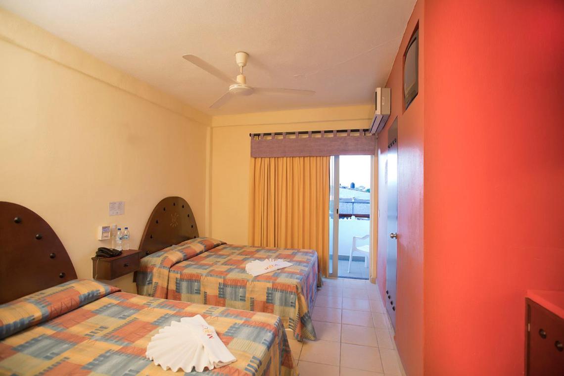 Double Room with Balcony - Photo 13