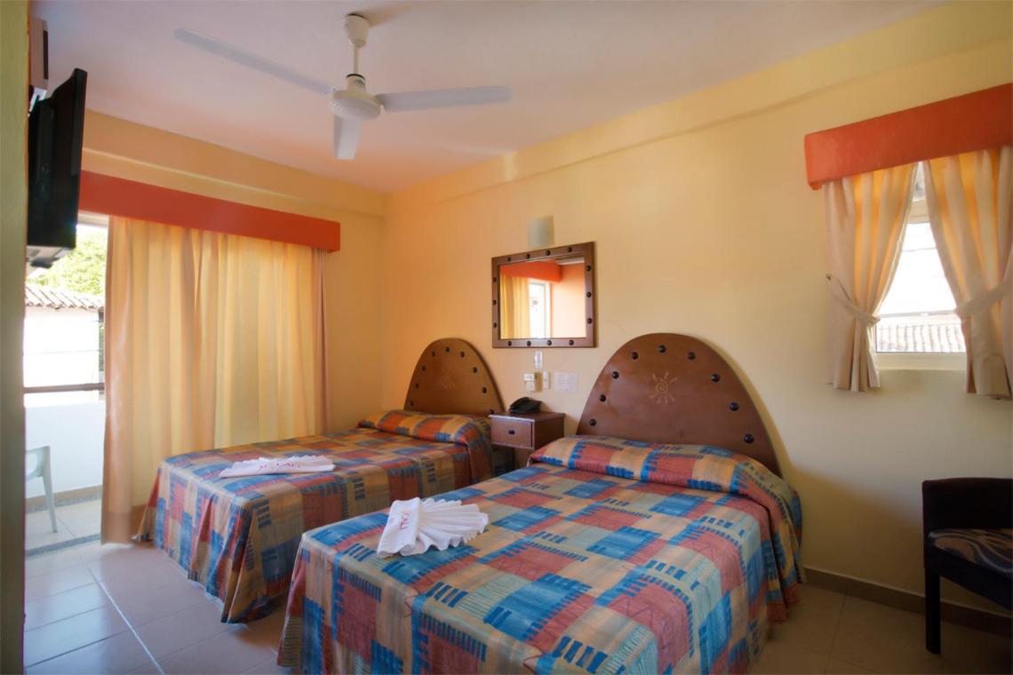 Double Room with Balcony - Photo 10