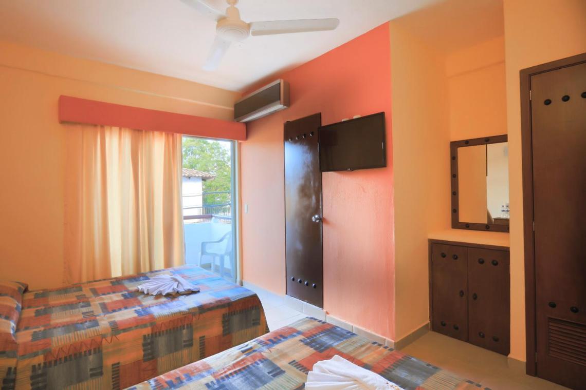 Double Room with Balcony - Photo 4